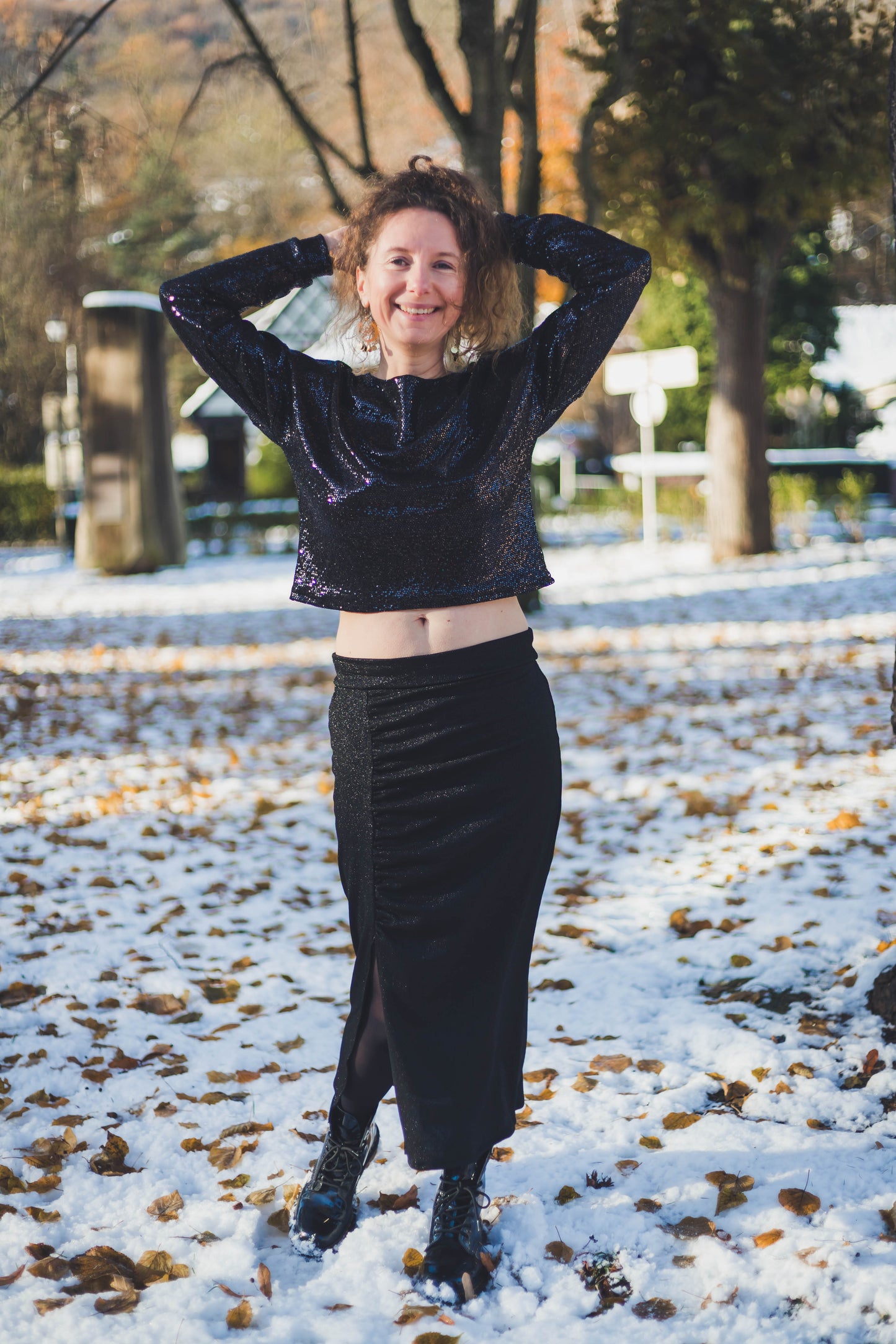"Zoom texture tissu - Jupe prêt à coudre stretch Brillant noir"