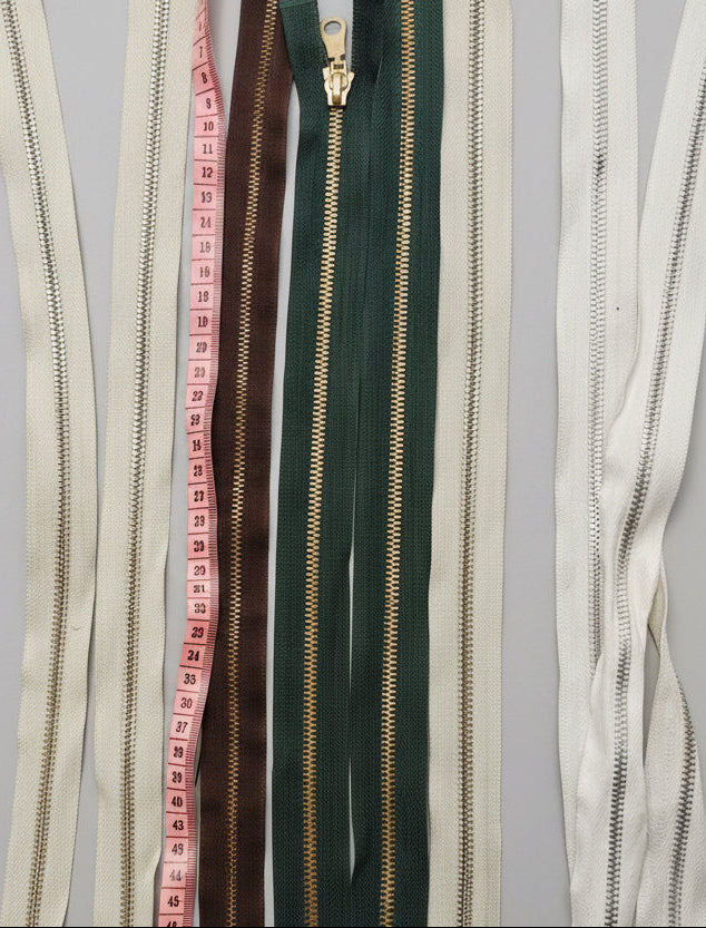 Détail texture — FERMETURE ÉCLAIR SÉPARABLE MÉTALLIQUE 25 À 70 CM - | Autour du Tissu Strasbourg