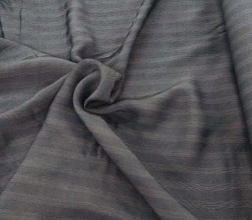 Tissu tailleur gris à fines rayures marron, drapé fluide