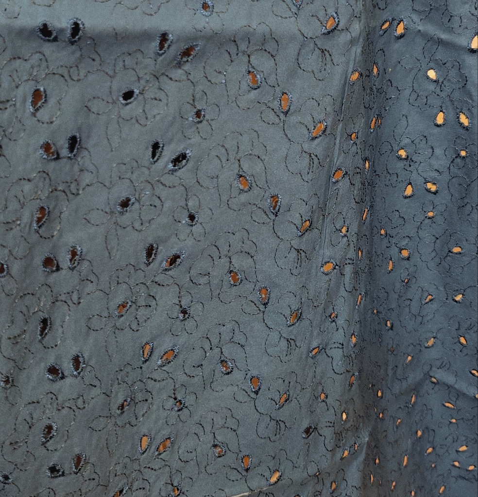 Tissu Bleu Marine Broderie Anglaise ajouré 150x140cm - Autour du Tissu