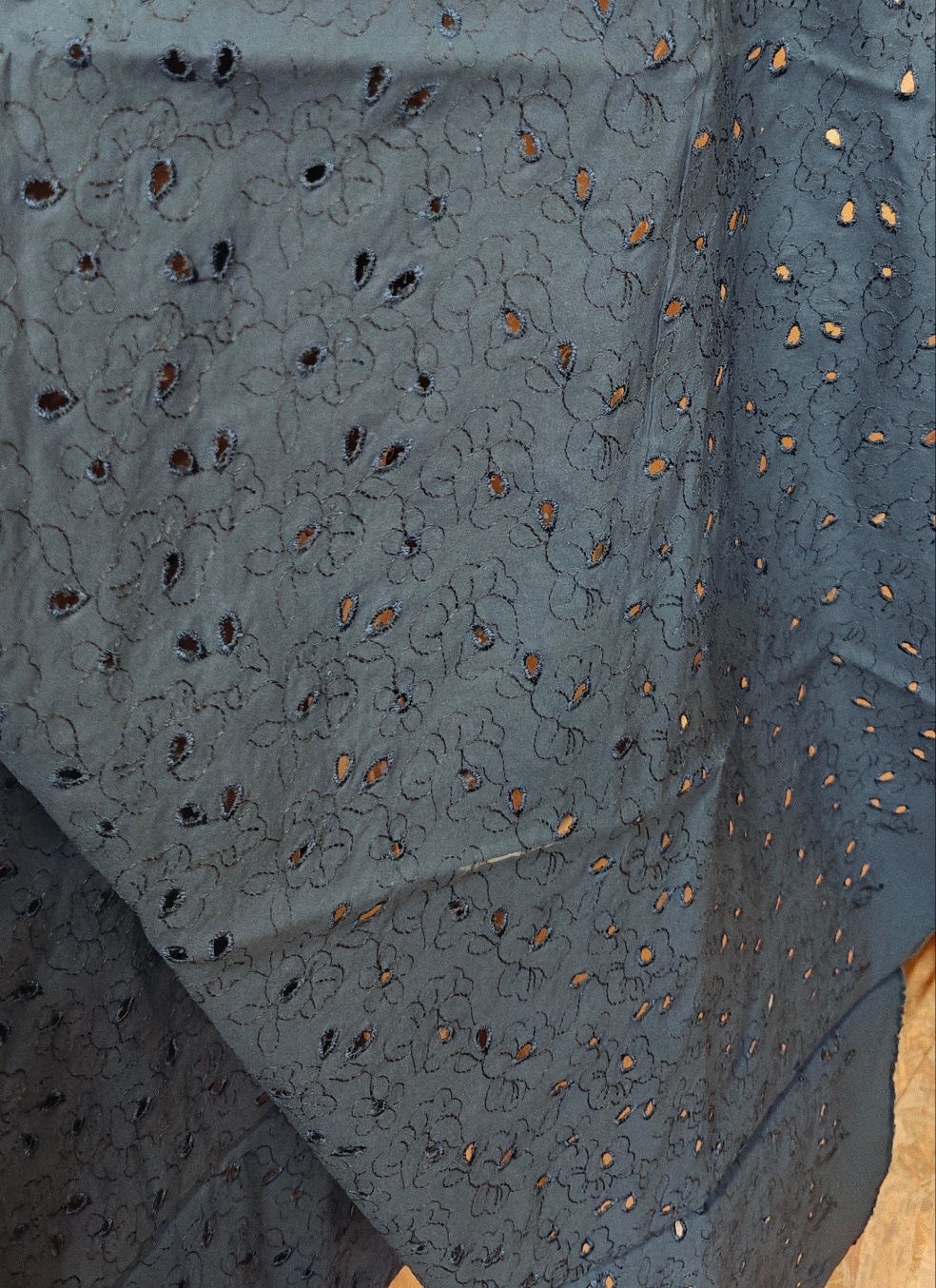 Tissu Bleu Marine Broderie Anglaise ajouré 150x140cm - Autour du Tissu