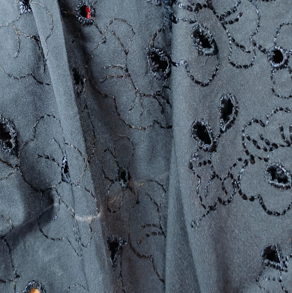 Tissu Bleu Marine Broderie Anglaise ajouré 150x140cm - Autour du Tissu