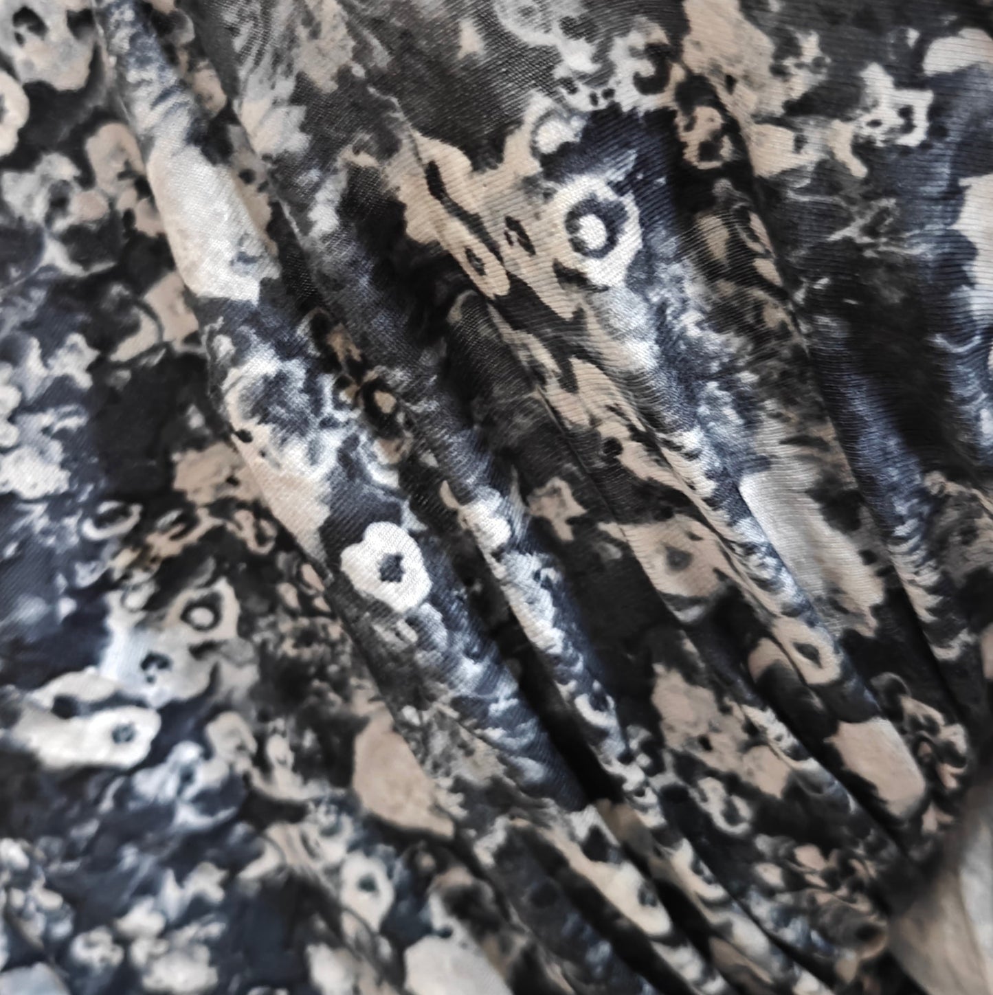 Jersey Coton Fleuri Fond Noir Stretch - Fin de Série - Fabrication Eu - Laize 150cm - Au Mètre