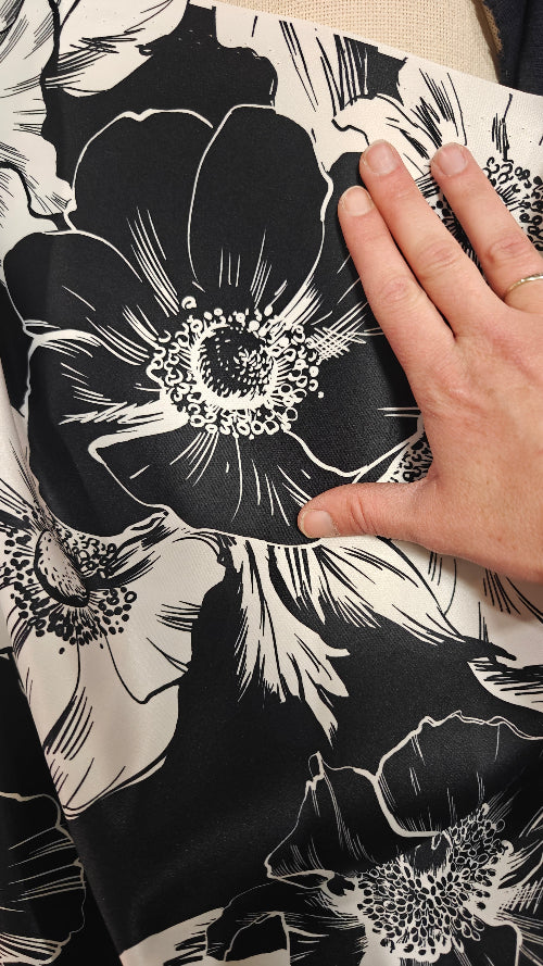 Zoom motif — Satiné viscose polyester fleuri noir et blanc au m | Autour du Tissu Strasbourg