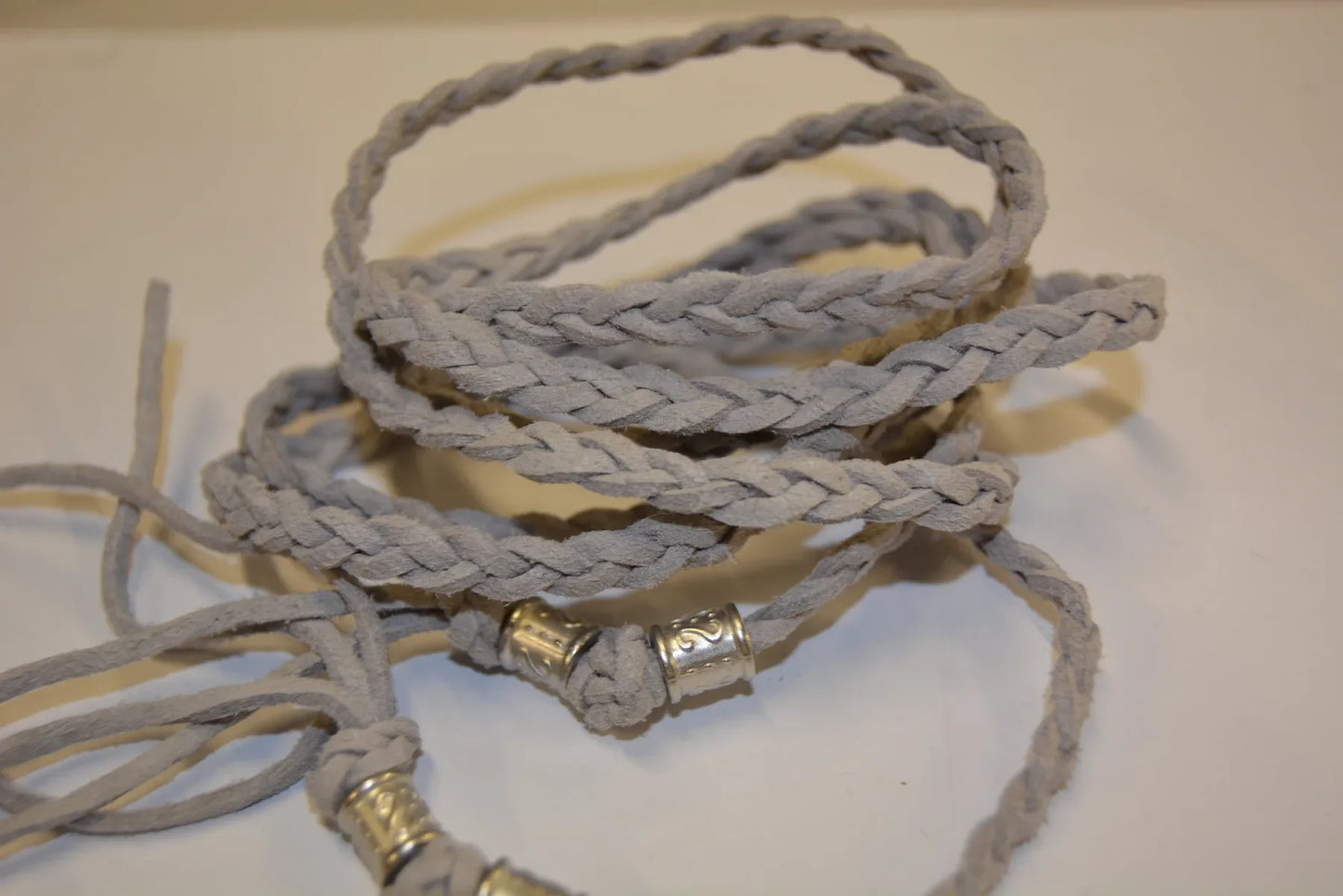 cor040_cordon_tresse_lacette_gris_avec_perles_autour_du_tissu_strasbourg