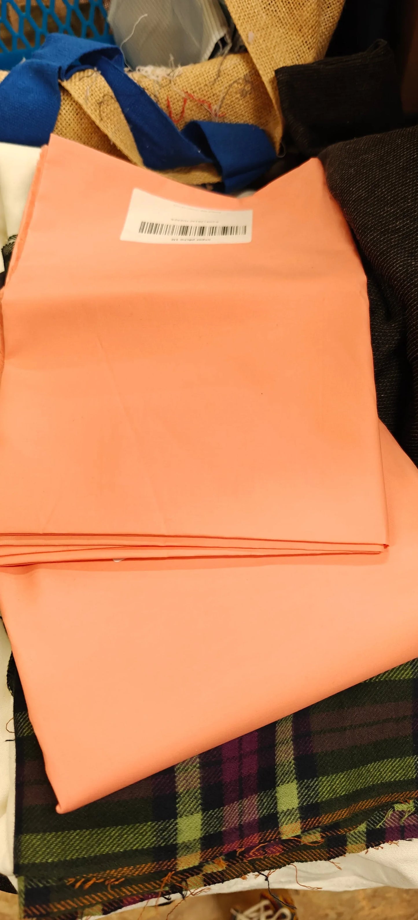 détail texture — doublure saumon pêche polyester 300x140cm | autour du tissu strasbourg