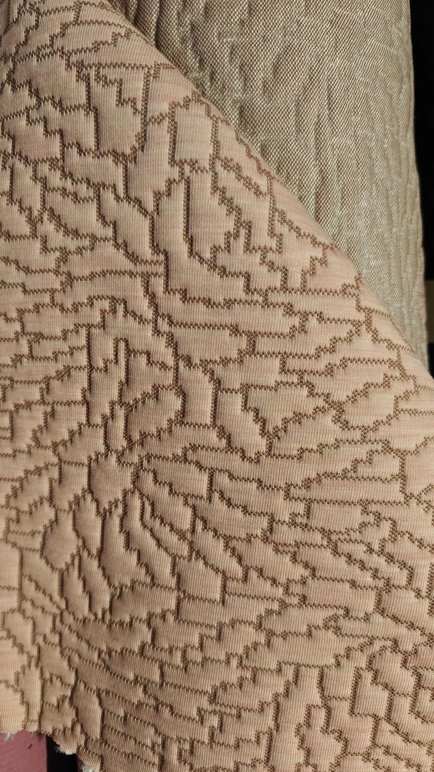 zoom motif — matelassé graphique rose au mètre | autour du tissu strasbourg