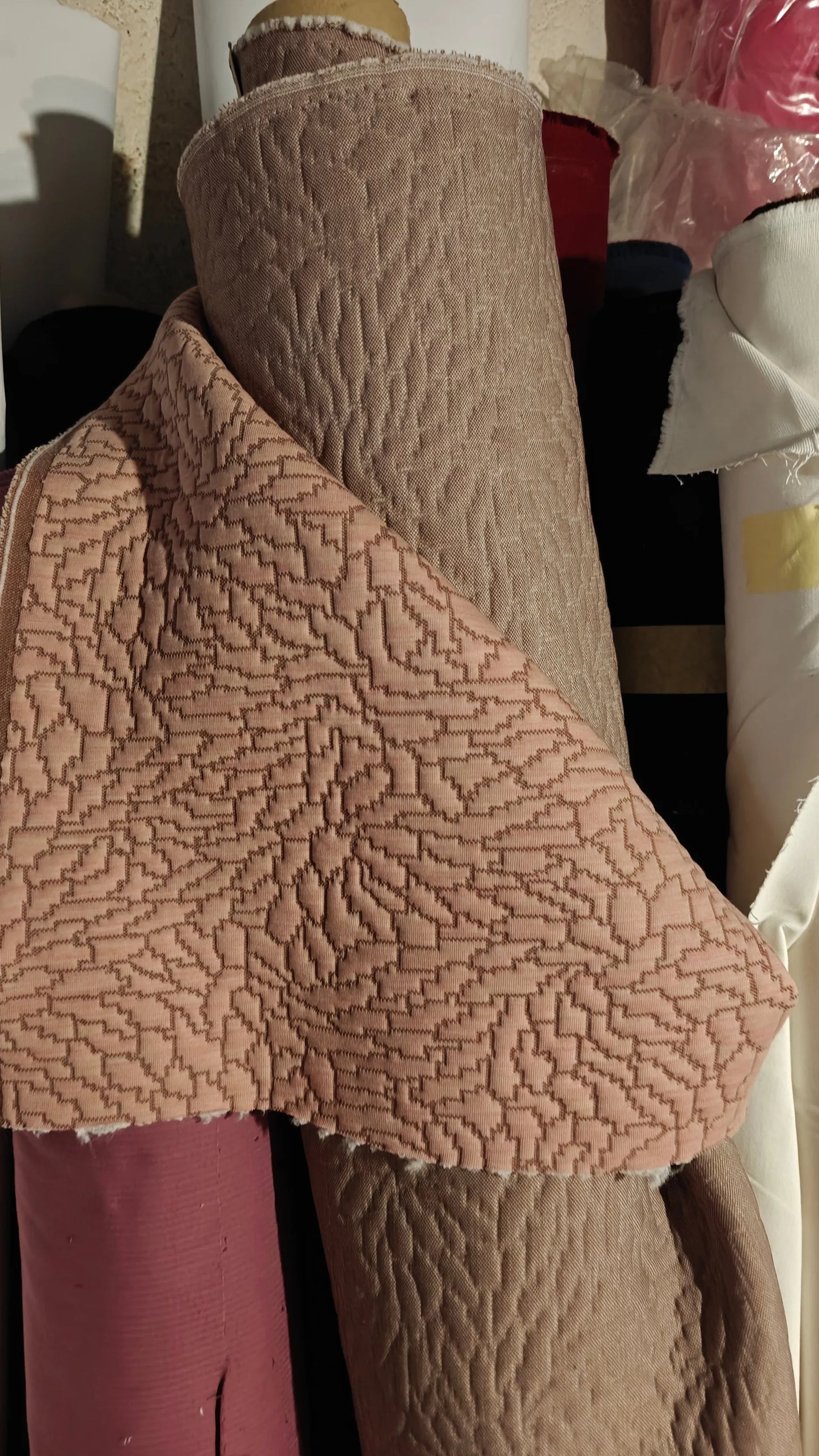 détail — matelassé graphique rose au mètre | autour du tissu strasbourg