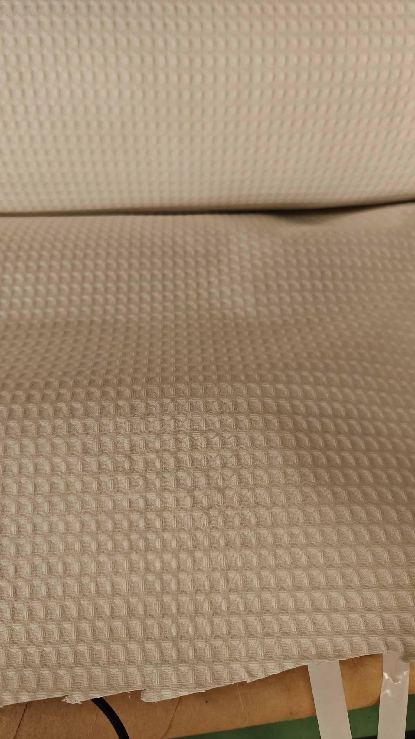zoom motif — tissu nid d'abeille coton 100% écru - laize 200cm | autour du tissu strasbourg