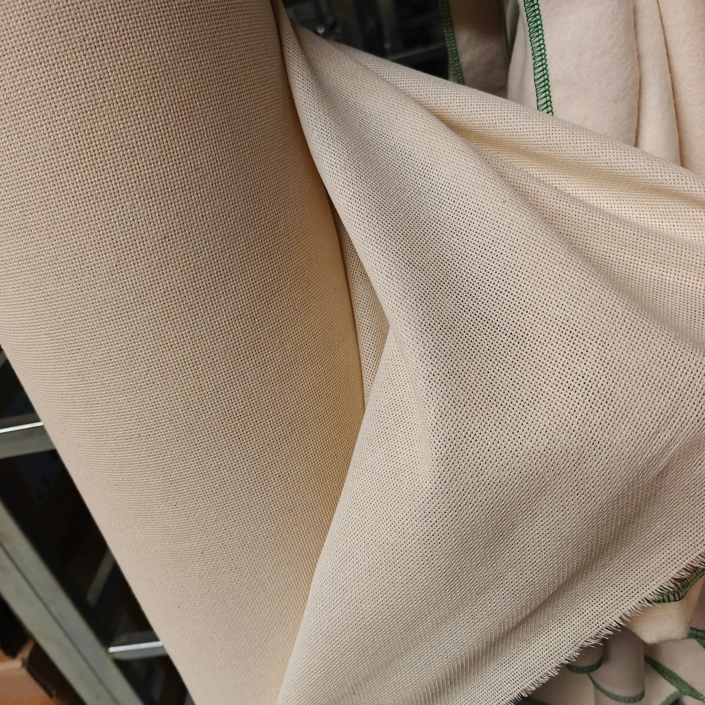 détail texture — tissu coton épais français - toile armure écru vos | autour du tissu strasbourg