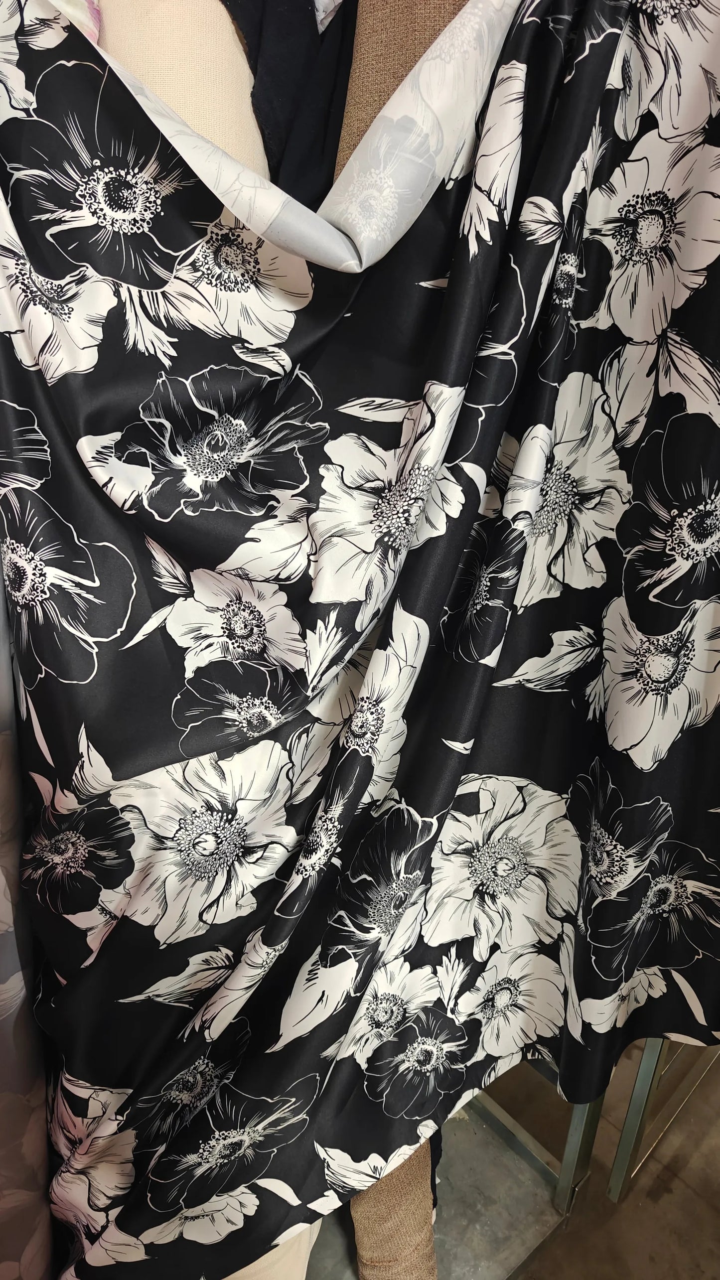 détail — satiné viscose polyester fleuri noir et blanc au m | autour du tissu strasbourg