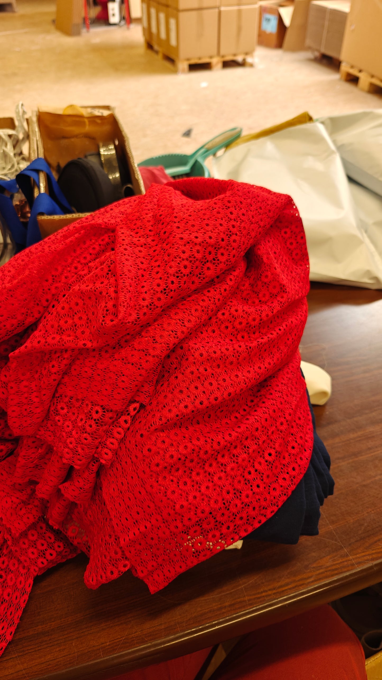 Détail galon rouge - Dentelle ajourée rouge 3 mètres