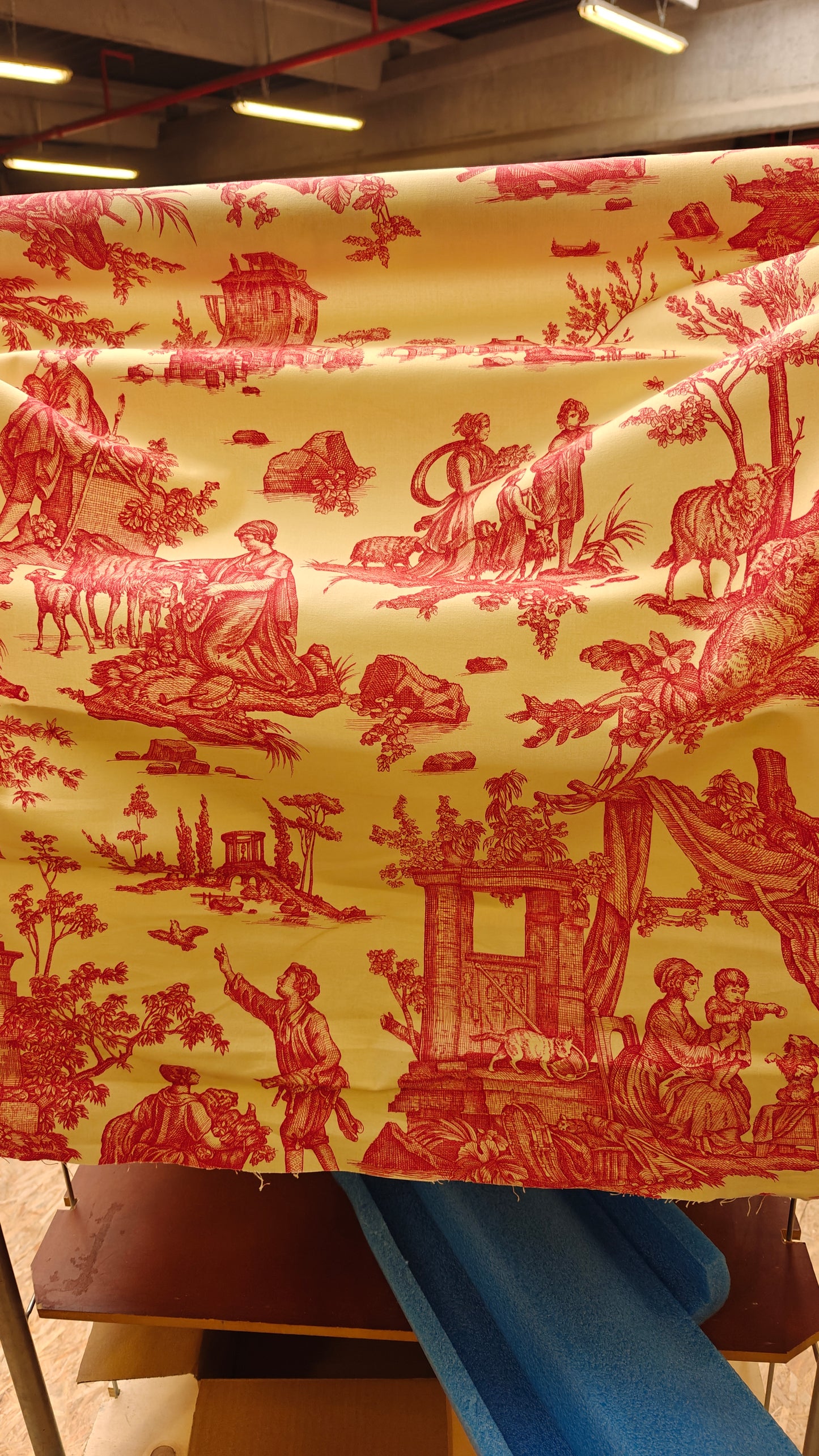 Toile de Jouy bleu ou rouge écru au mètre-Tissu-Autour du Tissu
