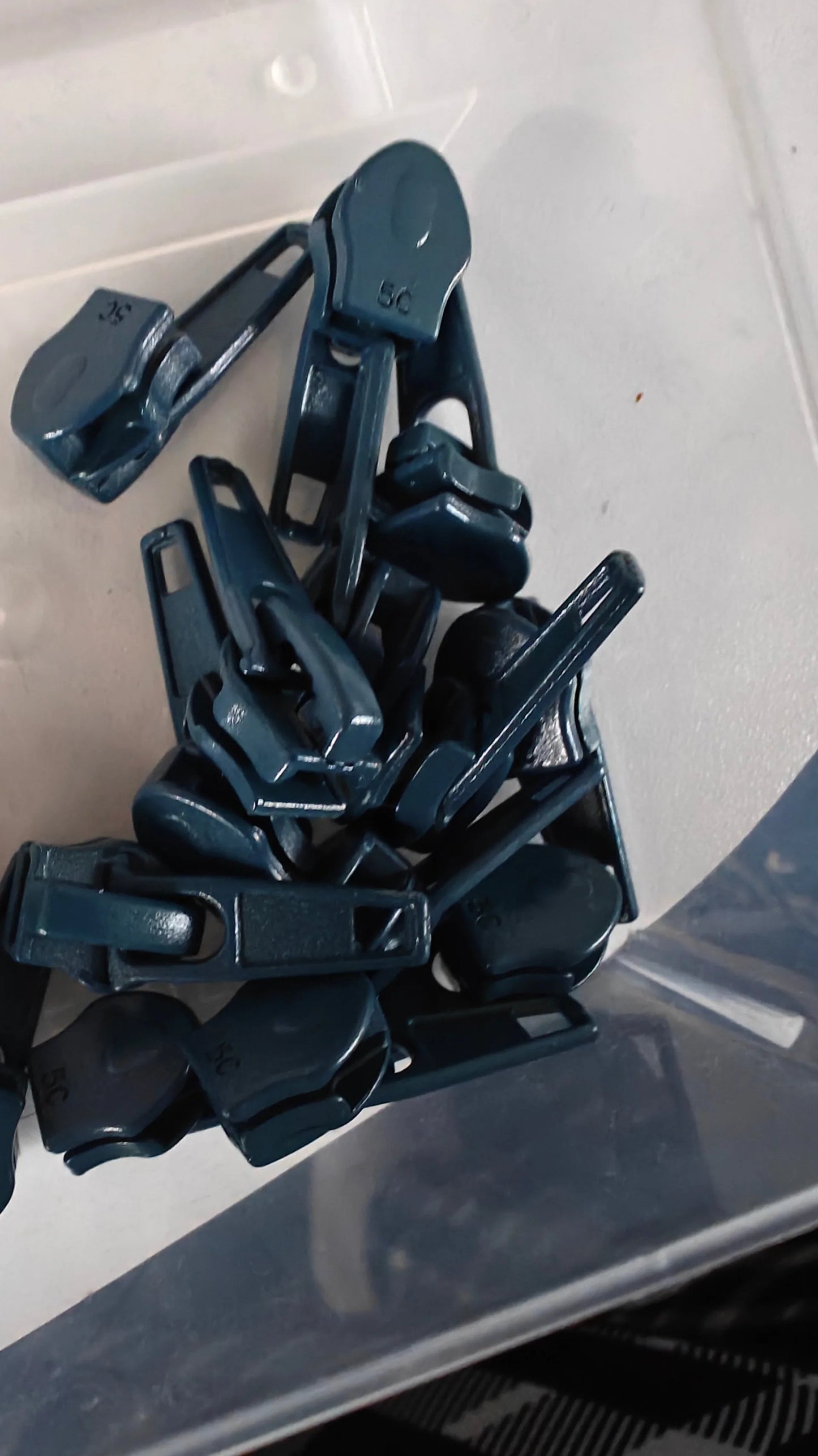 Détail — Curseur en métal 6mm assortis aux zips au mètre | Autour du Tissu Strasbourg