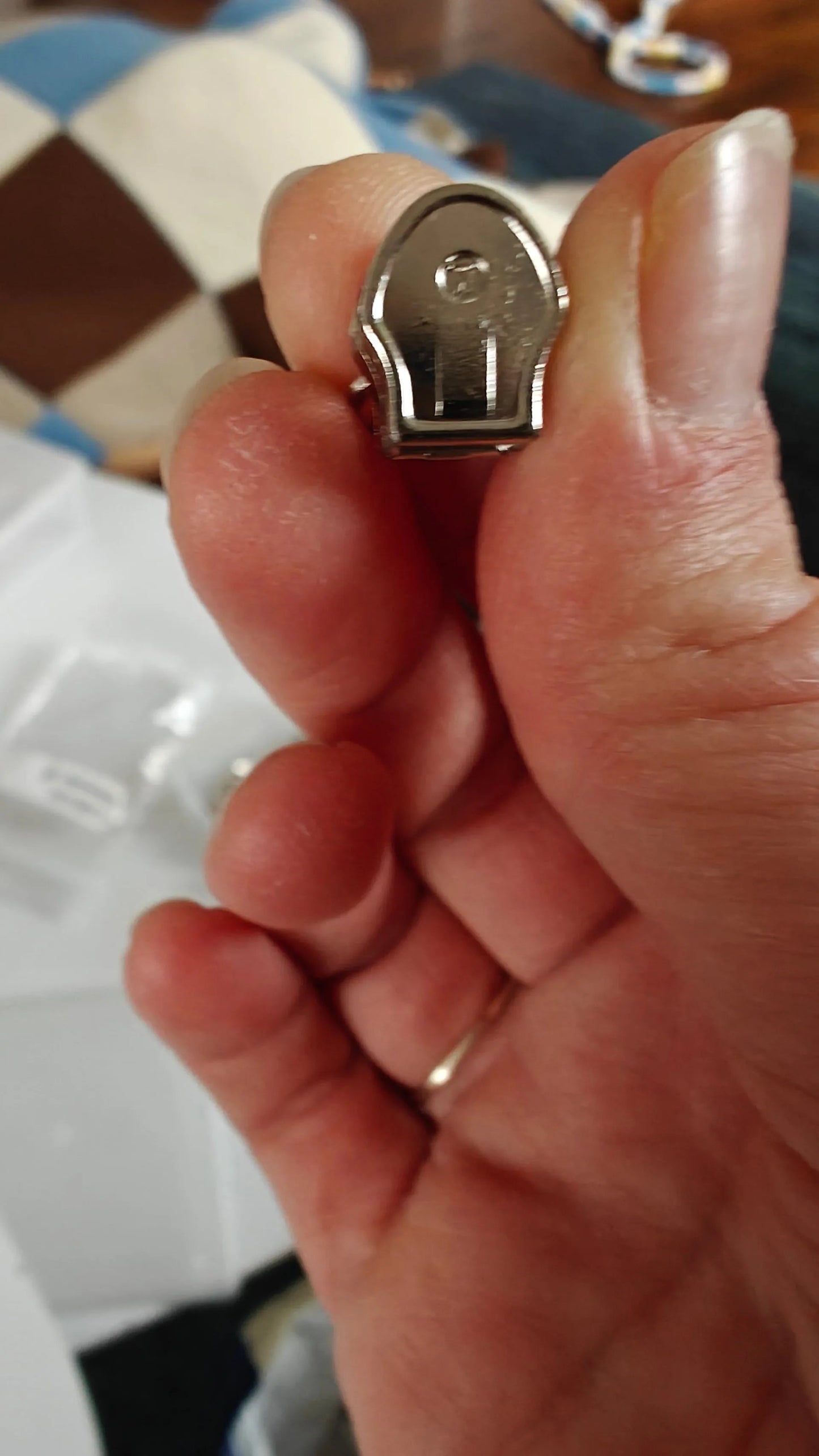 Détail — Curseur en métal 6mm assortis aux zips au mètre | Autour du Tissu Strasbourg