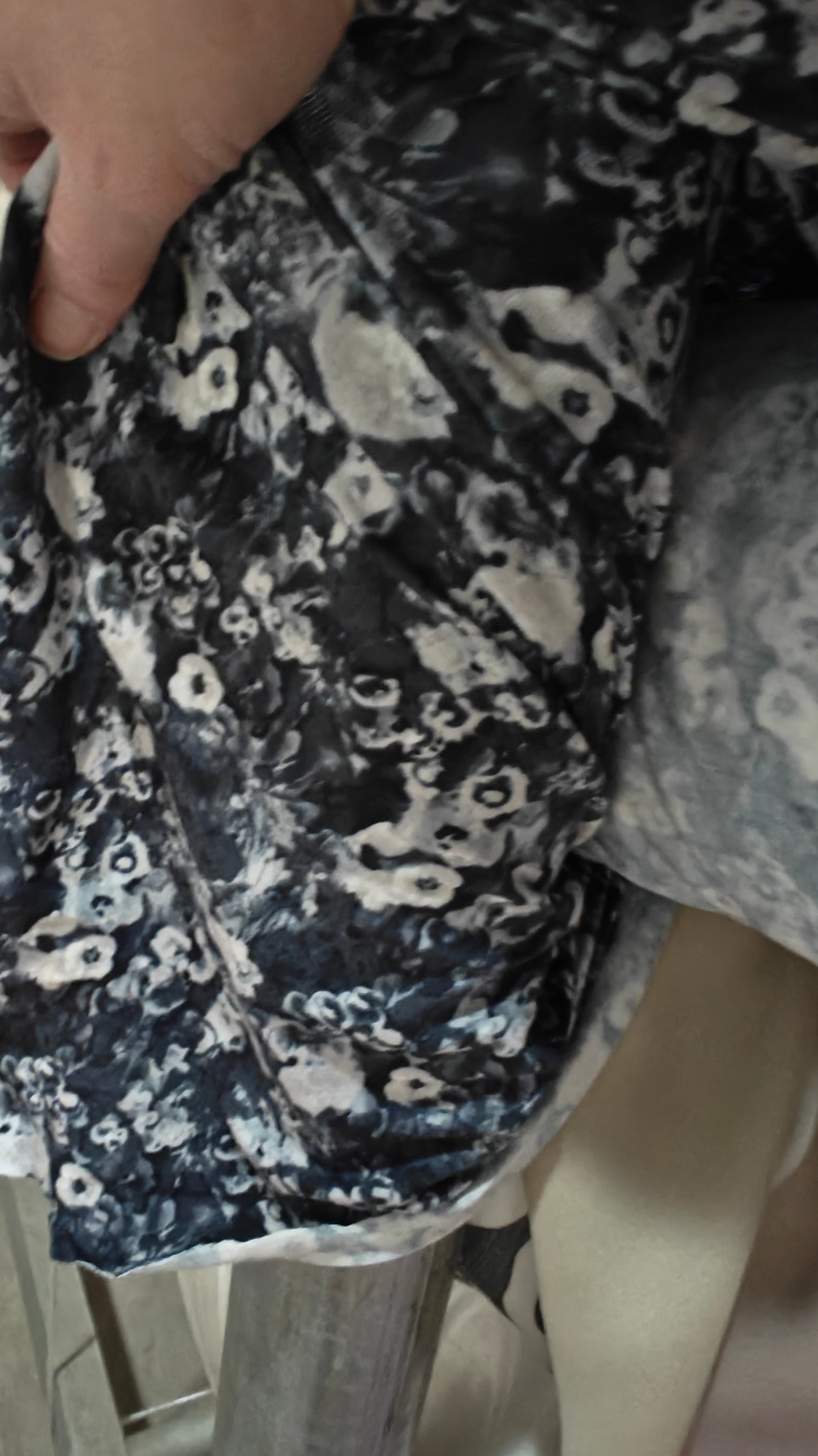 Jersey Coton Fleuri Fond Noir Stretch - Fin de Série - Fabrication Eu - 2 Coloris Dispo - Laize 150cm - Au Mètre