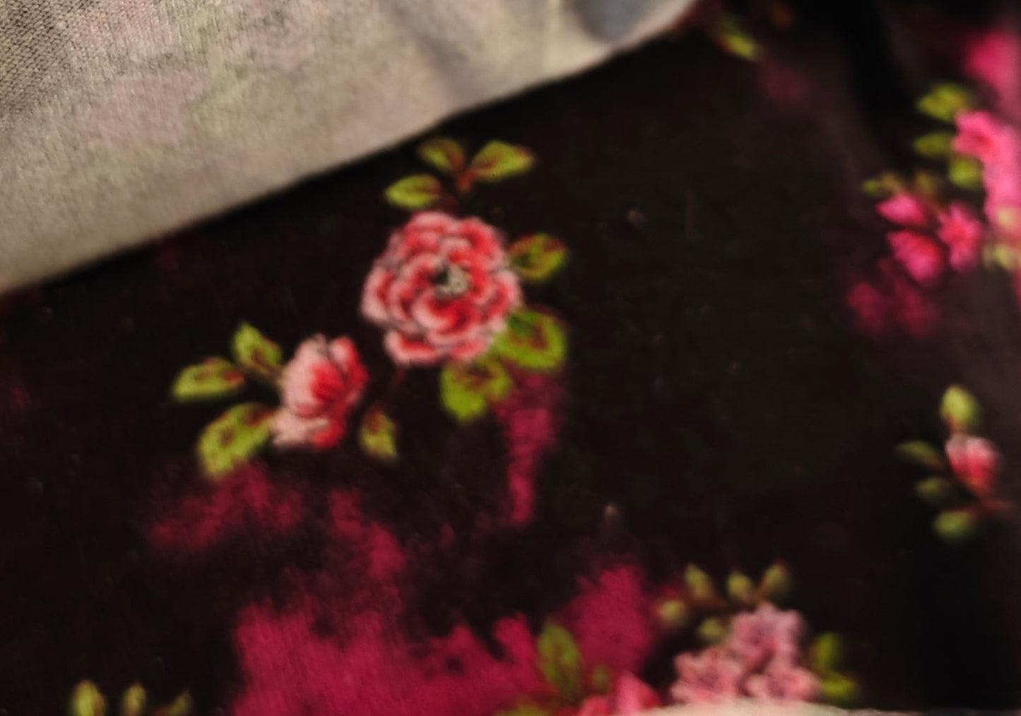 Jersey Coton Fleuri Fond Noir Stretch - Fin de Série - Fabrication Eu - 2 Coloris Dispo - Laize 150cm - Au Mètre