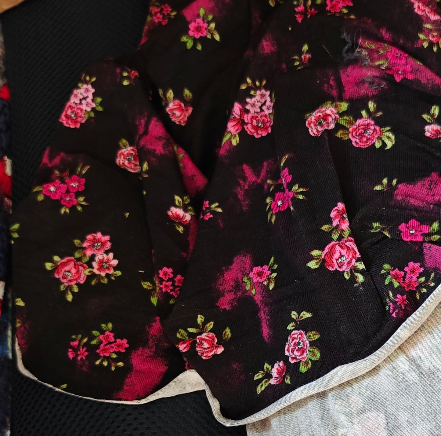 Jersey Coton Fleuri Fond Noir Stretch - Fin de Série - Fabrication Eu - 2 Coloris Dispo - Laize 150cm - Au Mètre