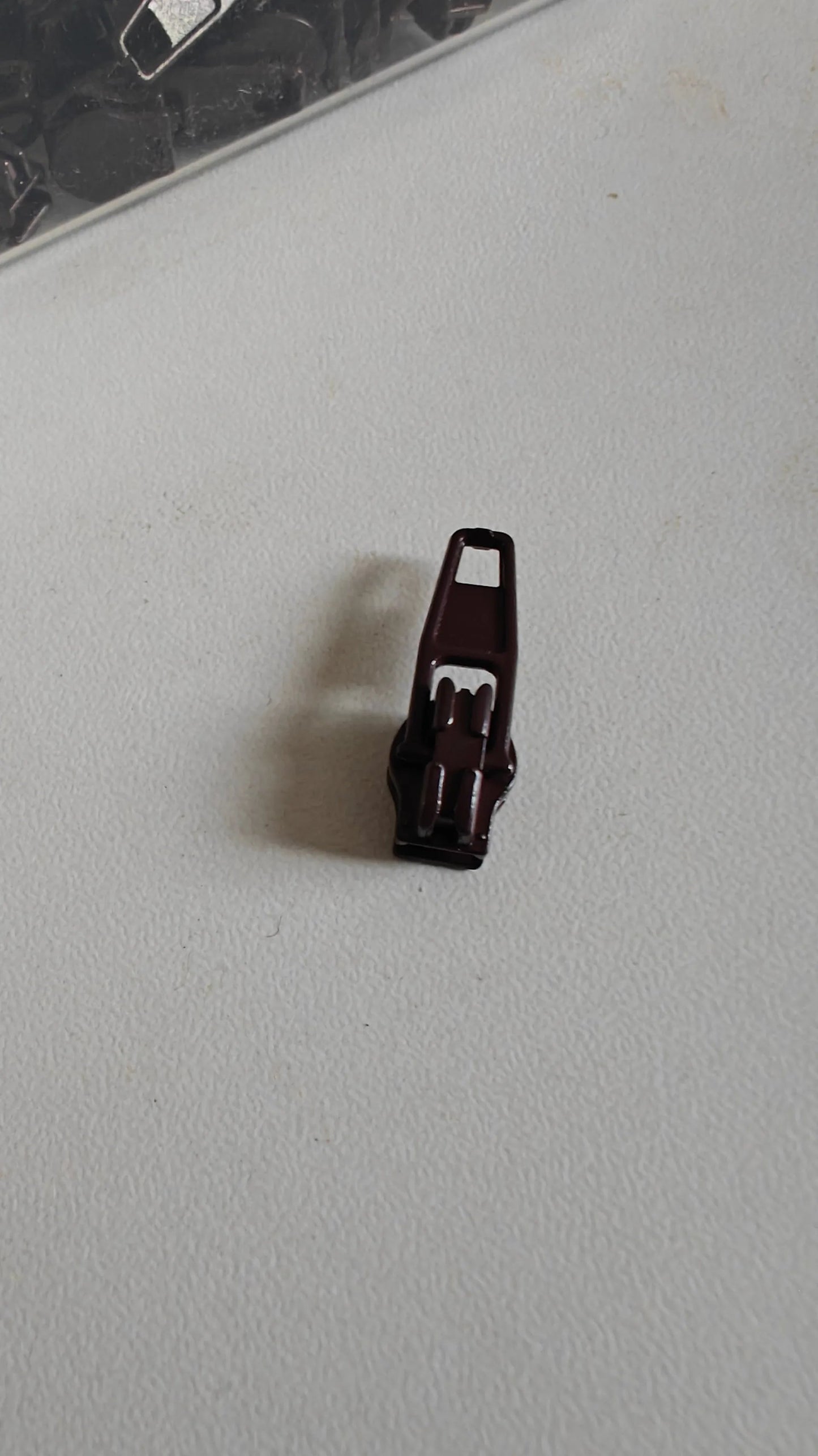Détail — Curseur pour Fermetures Éclair au Mètre 4mm - Zip | Autour du Tissu Strasbourg