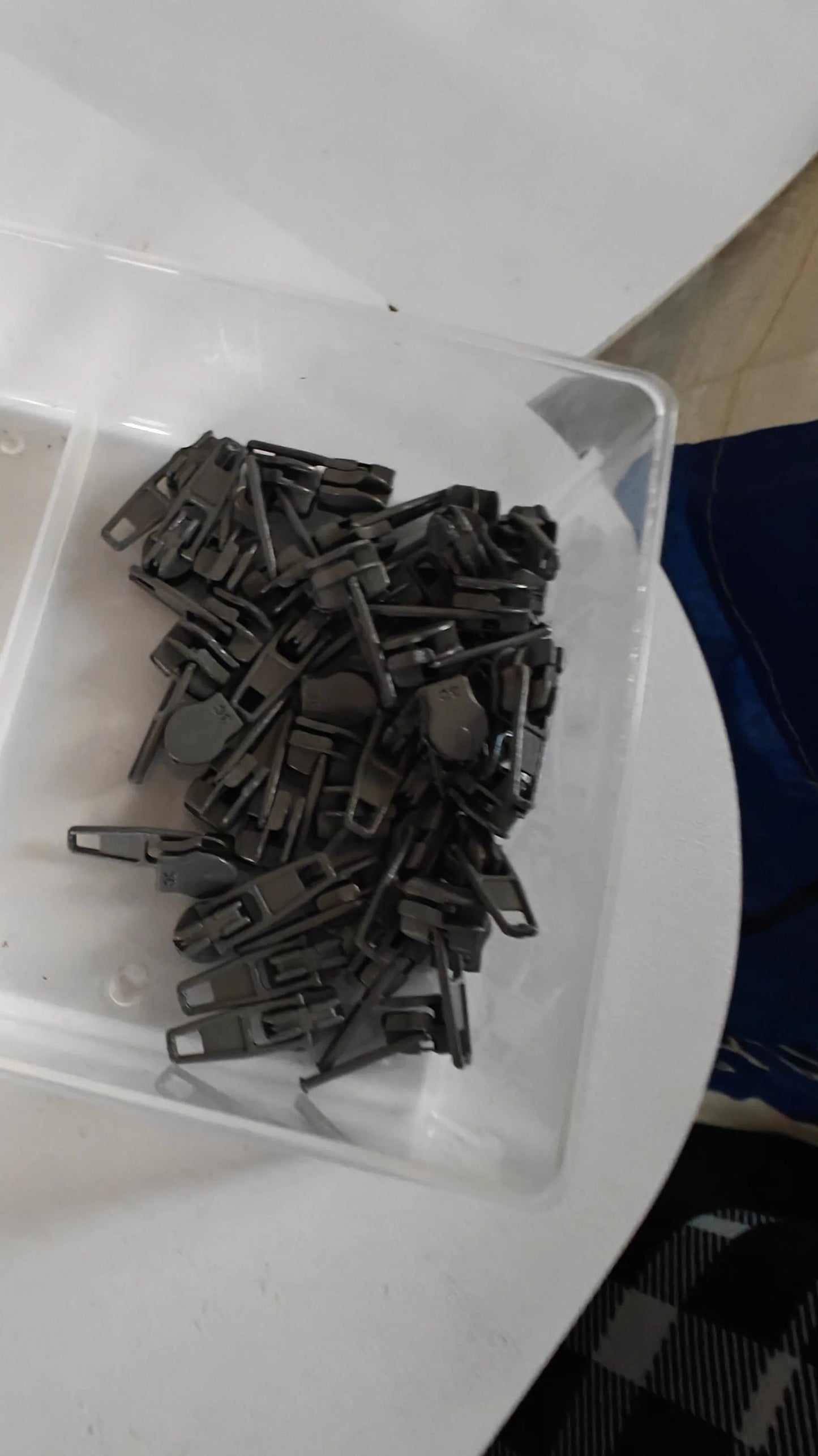 Détail — Curseur pour Fermetures Éclair au Mètre 4mm - Zip | Autour du Tissu Strasbourg
