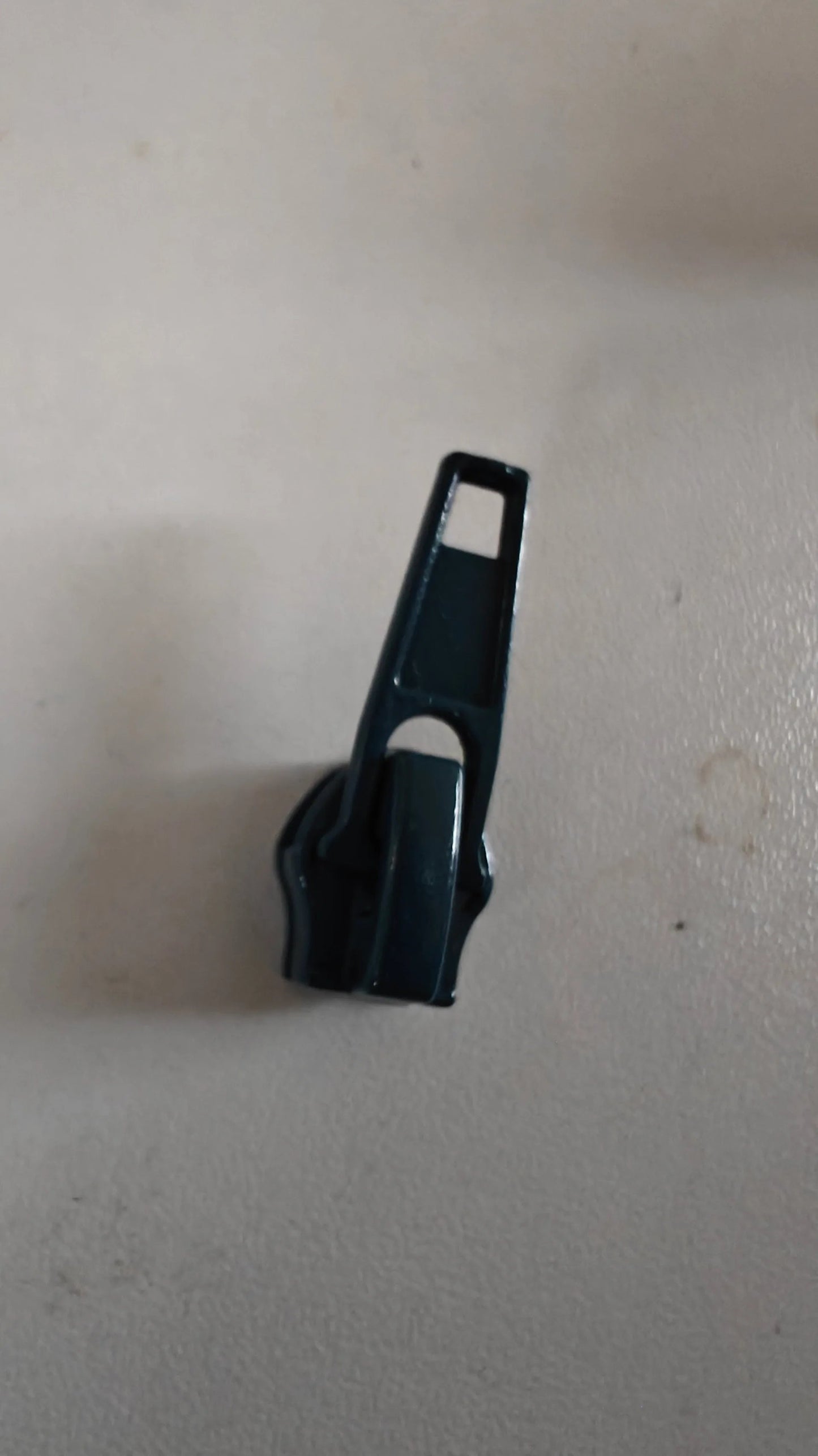 Détail — Curseur en métal 6mm assortis aux zips au mètre | Autour du Tissu Strasbourg