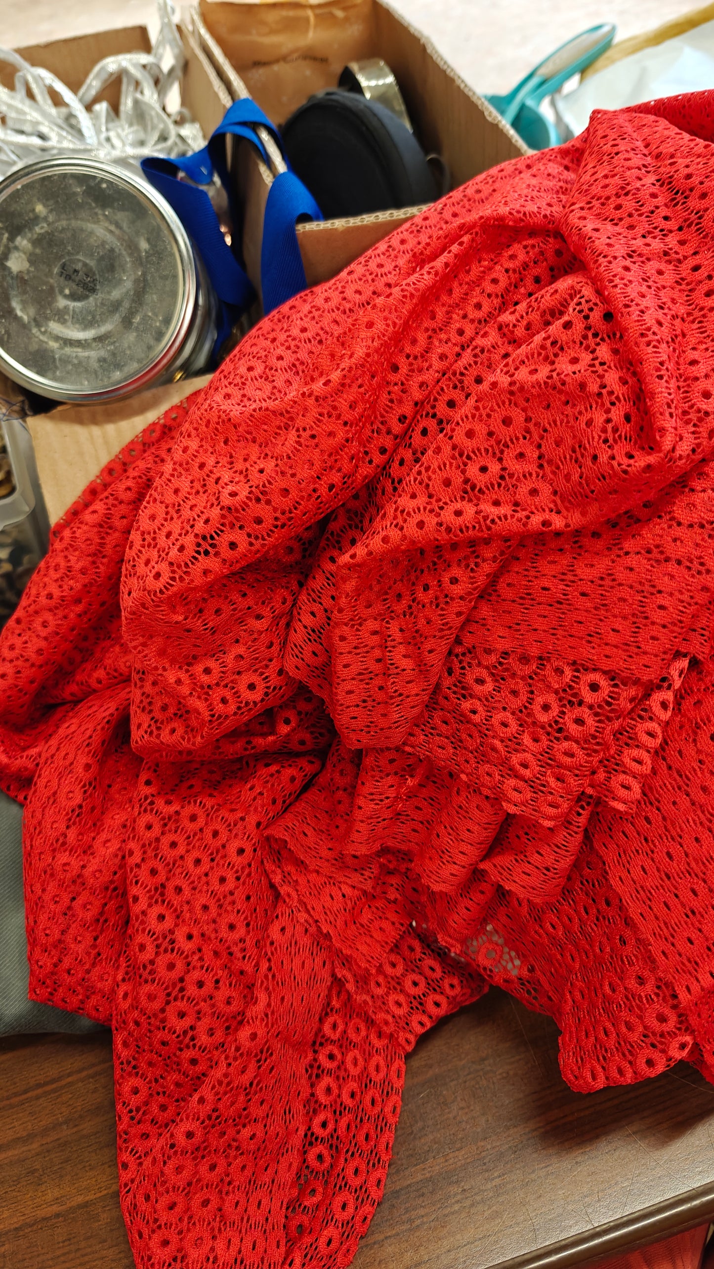 Vue rapprochée galon rouge