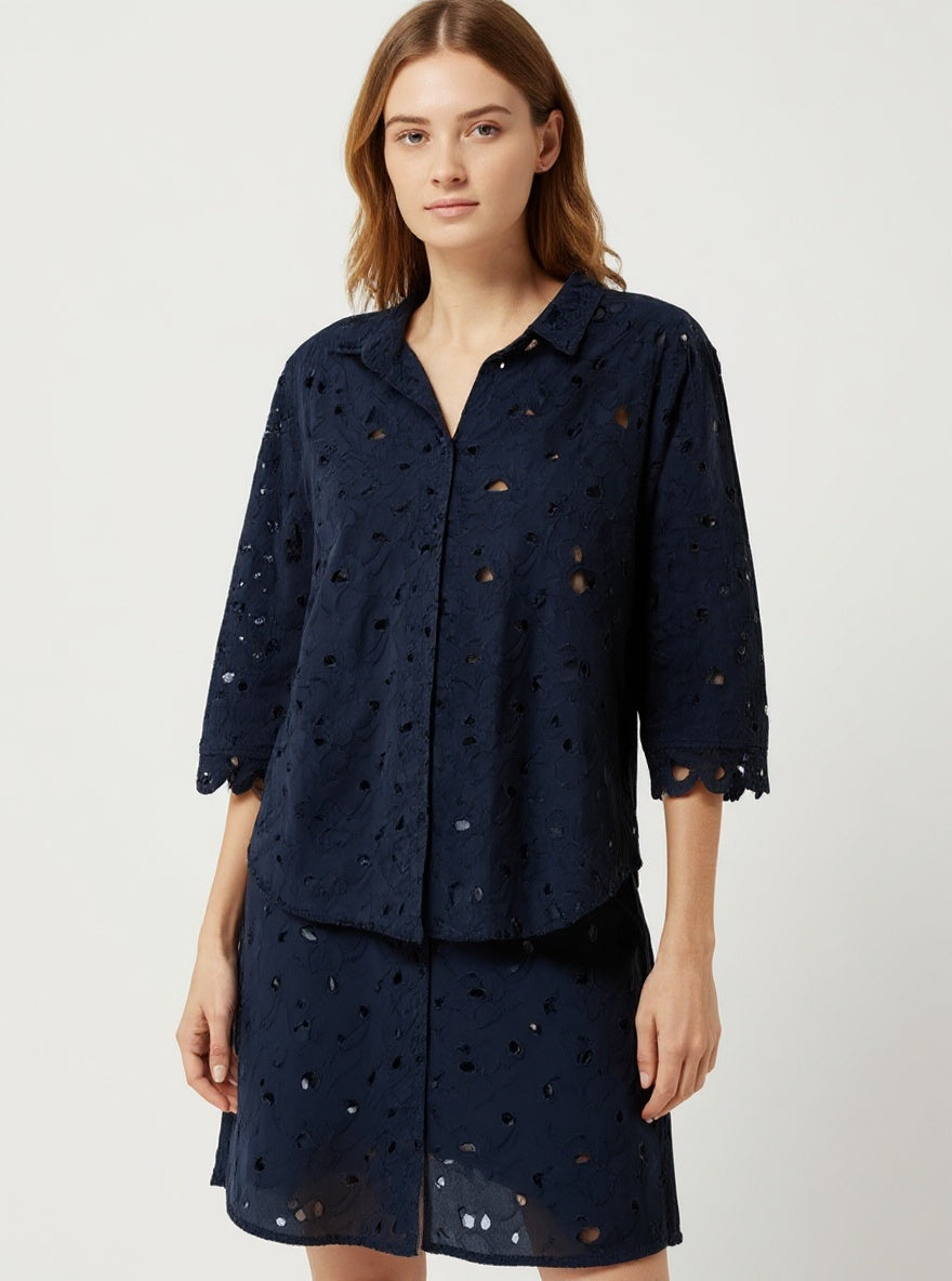 Tissu Bleu Marine Broderie Anglaise ajouré 150x140cm - Autour du Tissu