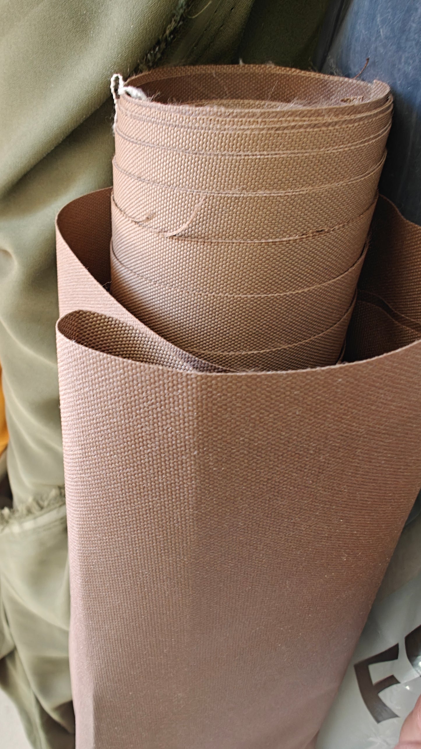 Tissu rigide taupe/marron (usage sac/accessoires) 100x65cm