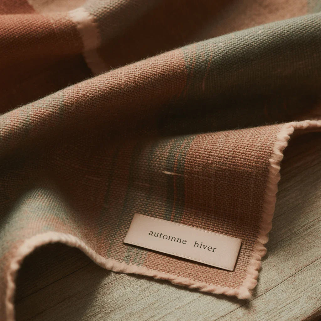 Automne-hiver 2025 : transformer les "défauts" de vos tissus en atouts tendance
