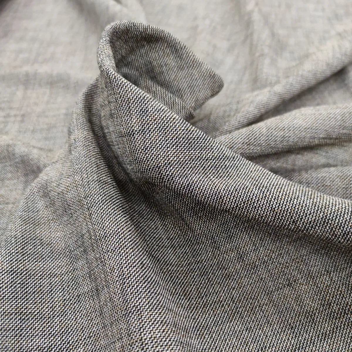 Vue rapprochée — Toile Tailleur Coton Chiné Gris Marron - Coupon 18 | Autour du Tissu Strasbourg