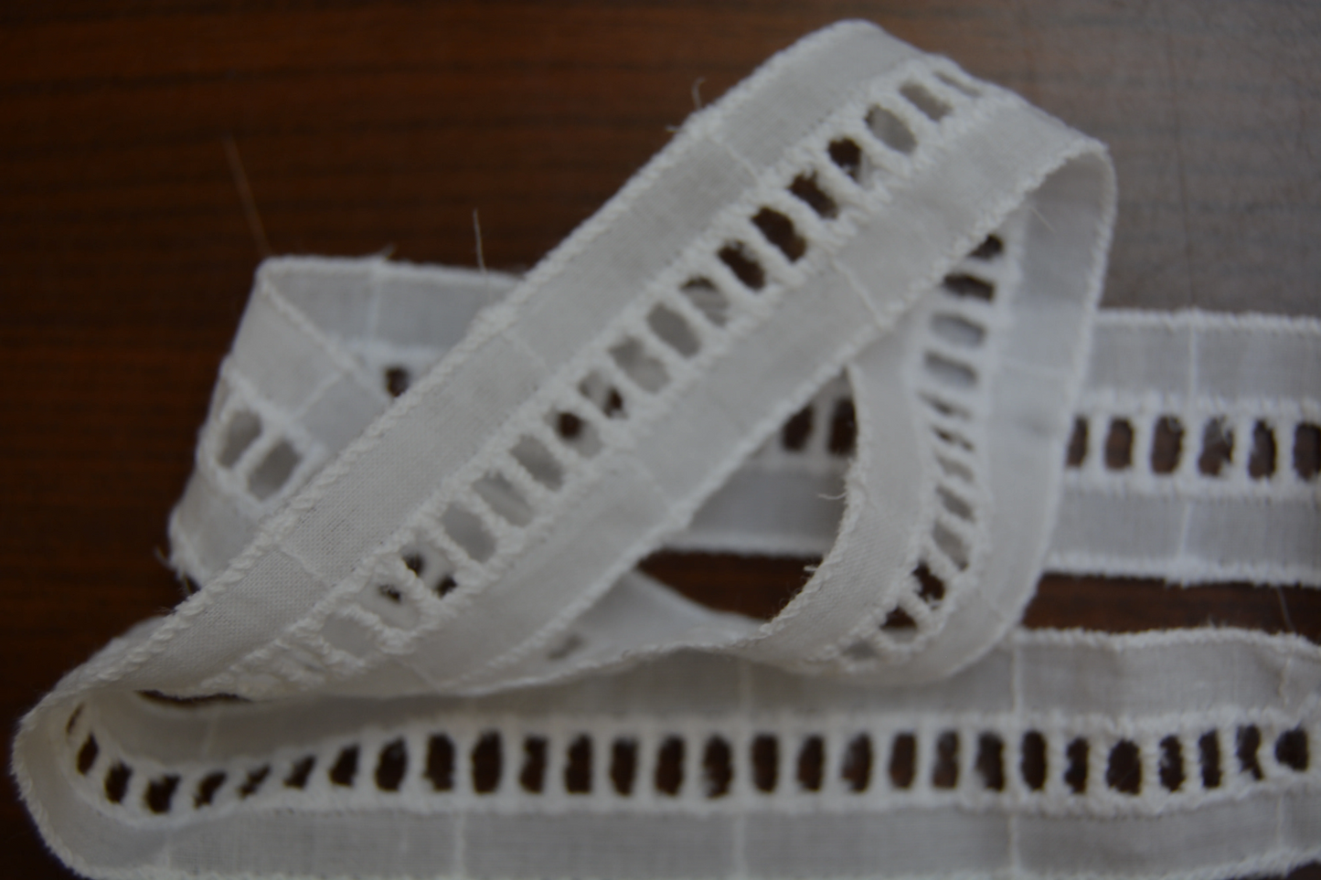 Dentelle entre deux galon brodé