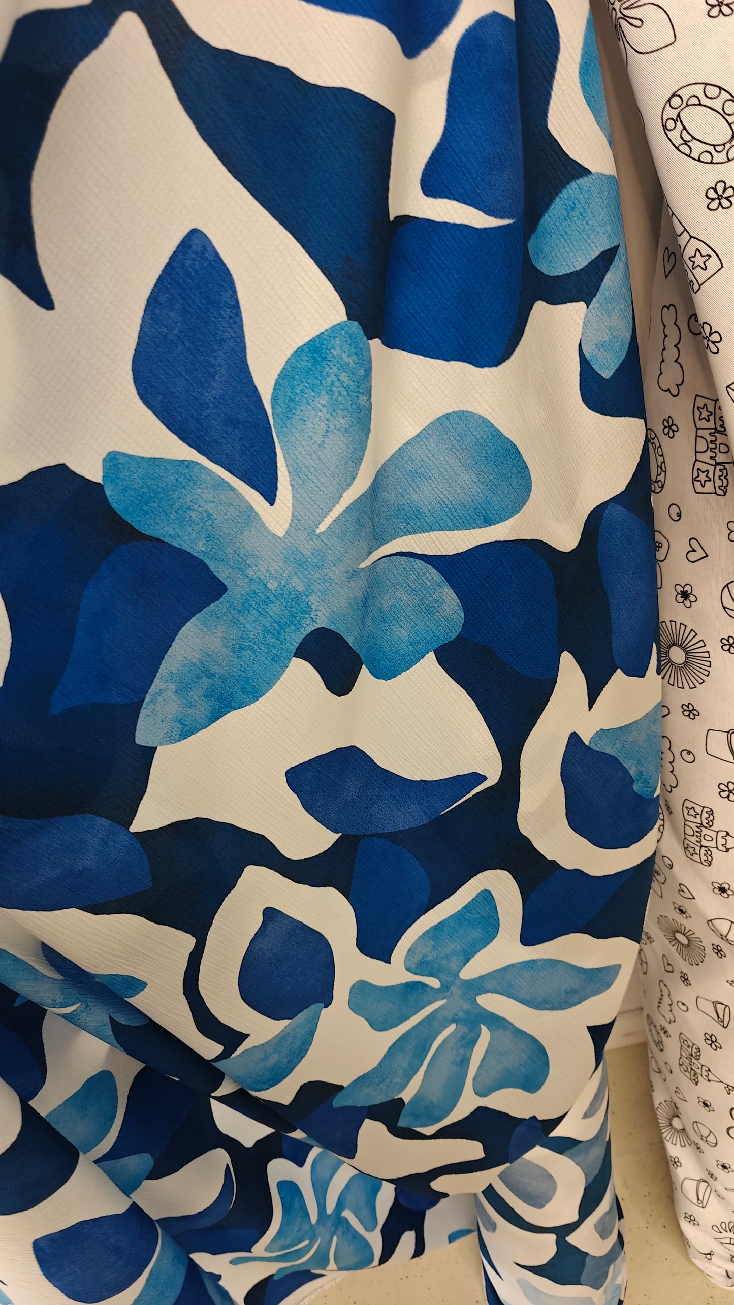 Crêpe fleurs abstraites bleu et blanc – ADT115
