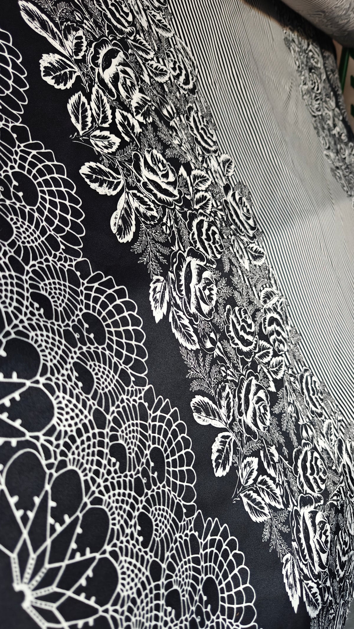 Satiné viscose coton fleuri noir et blanc au mètre × 140 cm