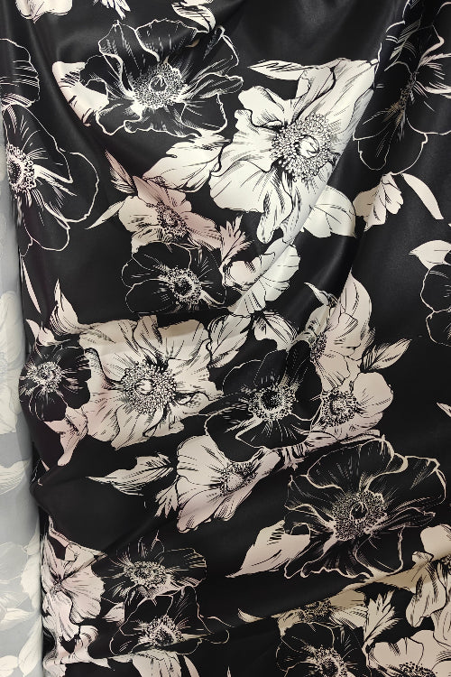 vue rapprochée — satiné viscose polyester fleuri noir et blanc au m | autour du tissu strasbourg