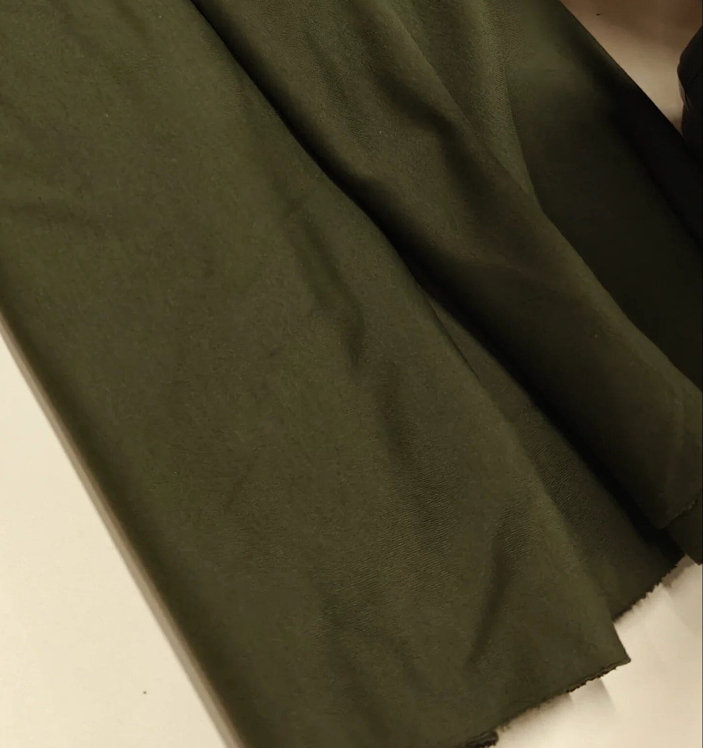 Zoom texture jersey - Jersey Vert Kaki Epais Lisse effet satin