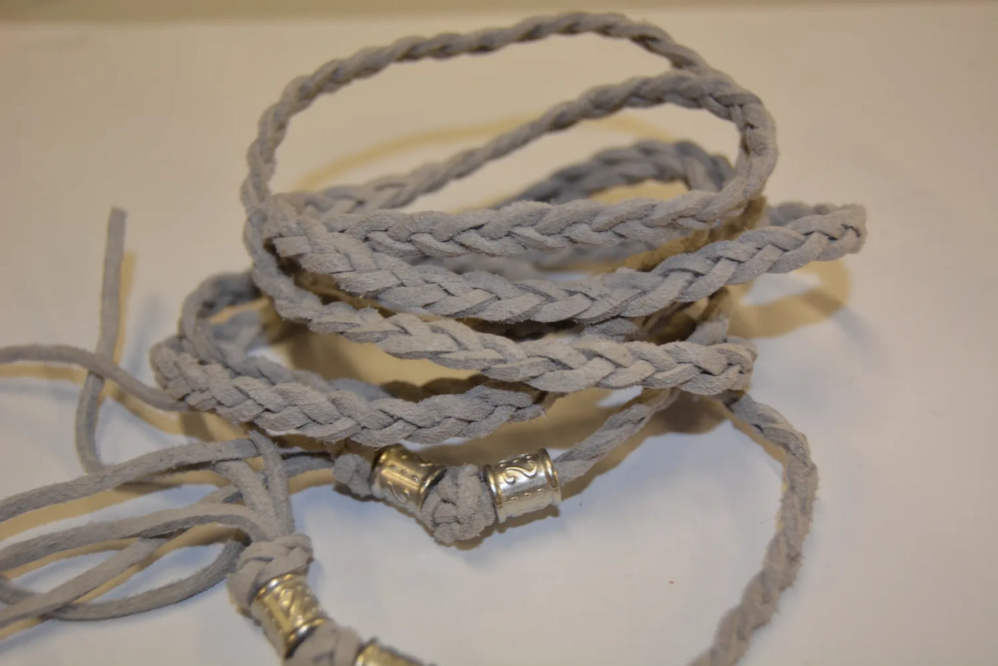 cor040_cordon_tresse_lacette_gris_avec_perles_autour_du_tissu_strasbourg