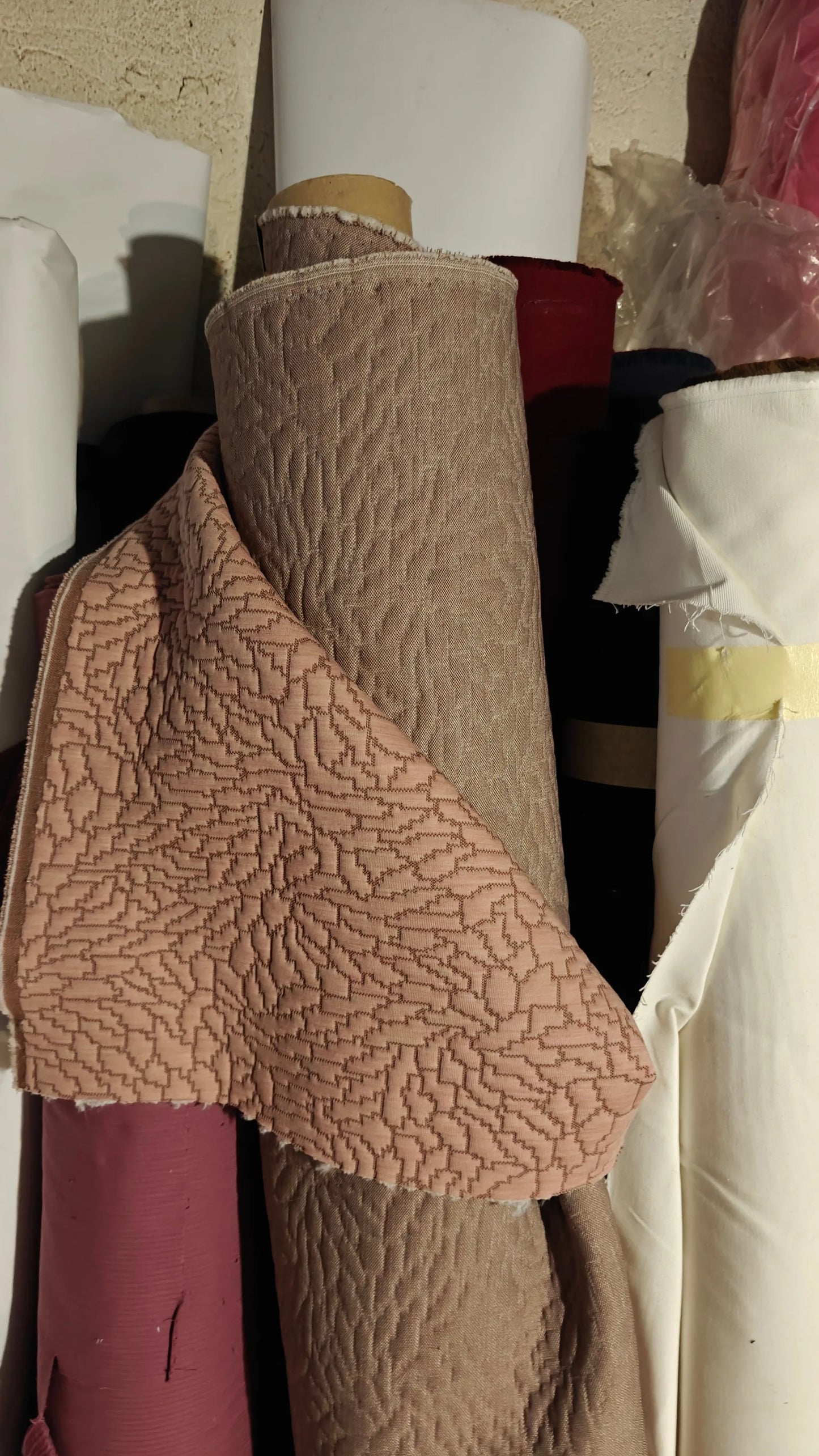 détail — matelassé graphique rose au mètre | autour du tissu strasbourg