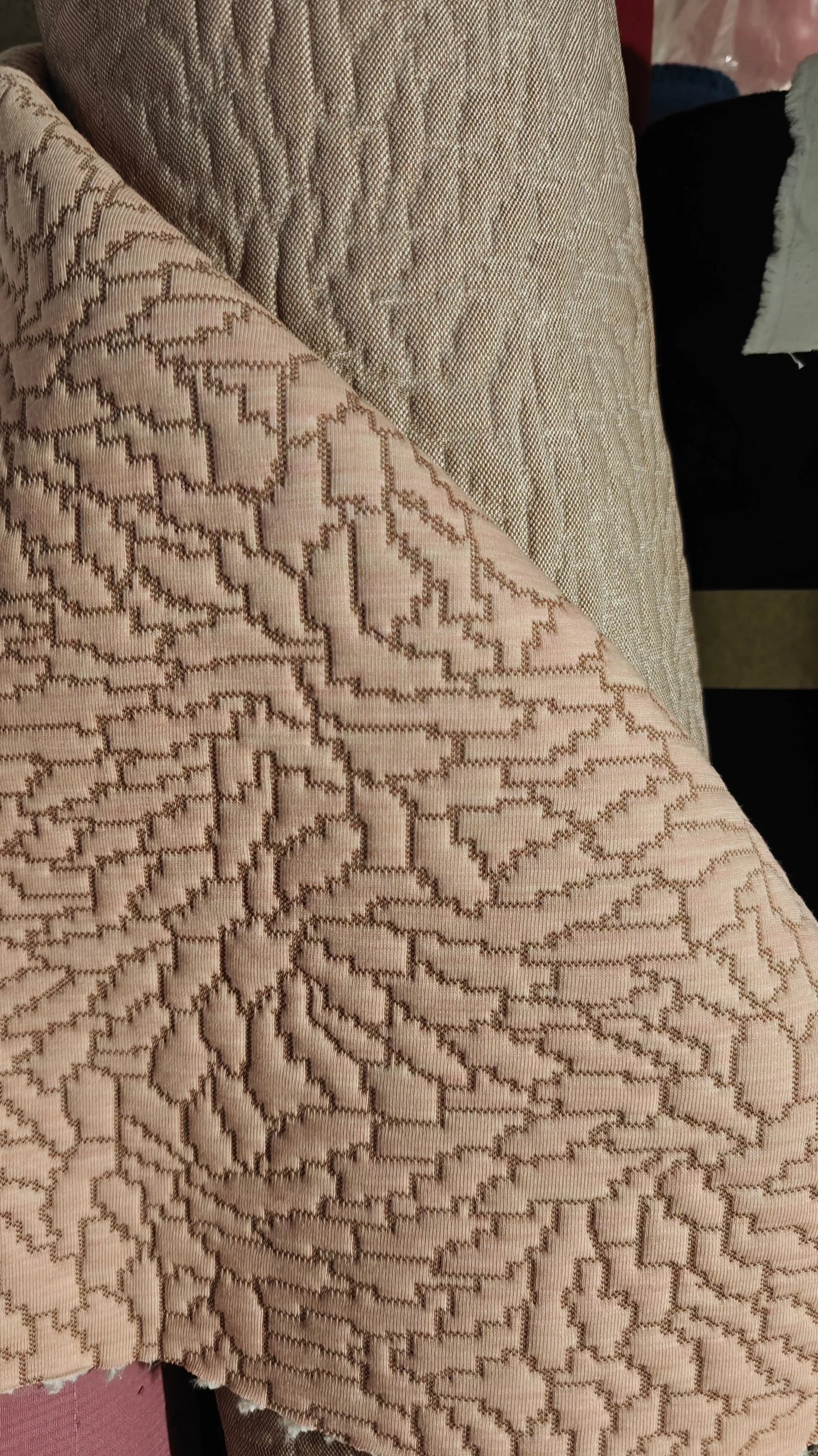 vue rapprochée — matelassé graphique rose au mètre | autour du tissu strasbourg