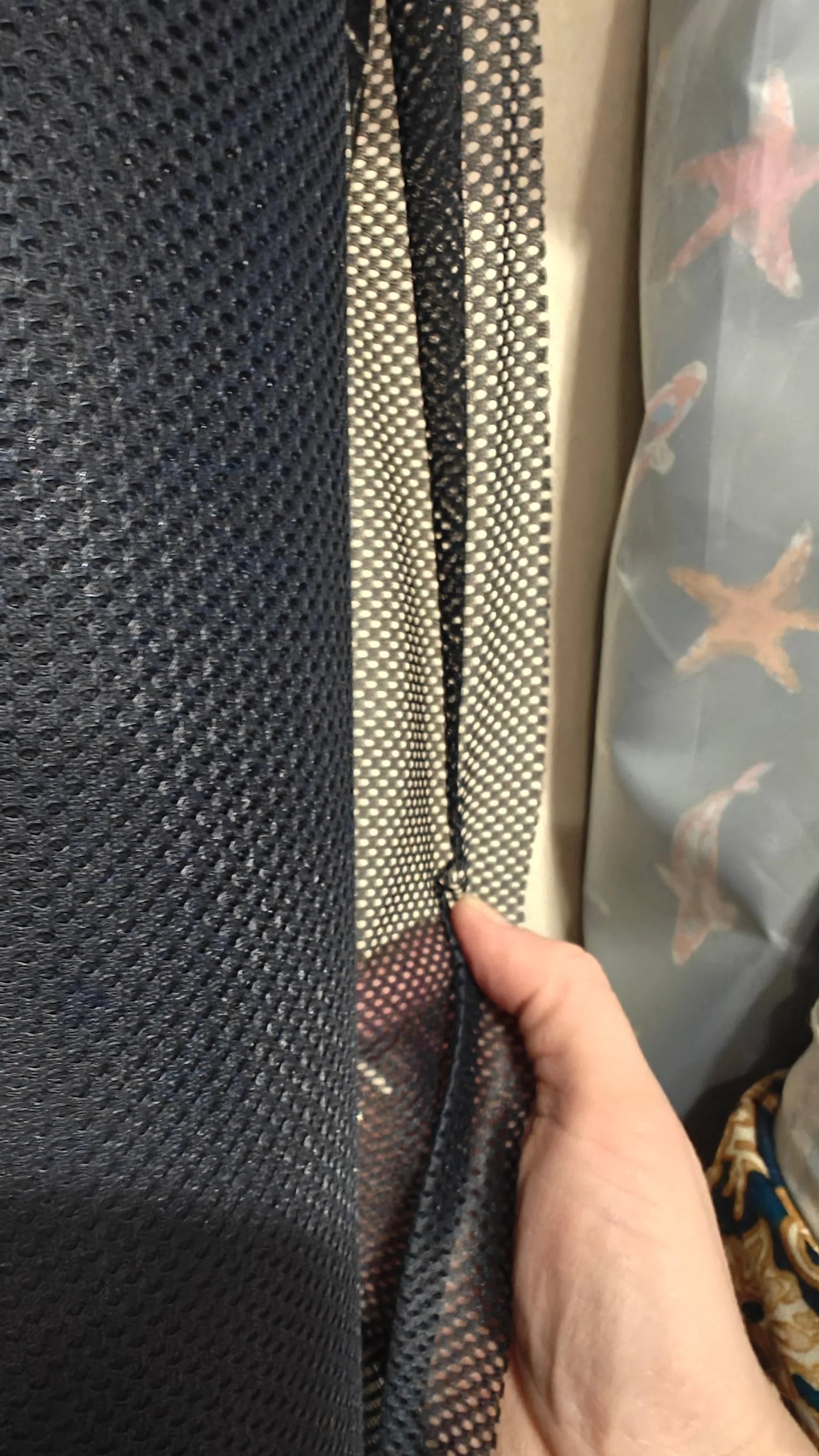 vue rapprochée — tissu mech filet au mètre bleu marine | autour du tissu strasbourg