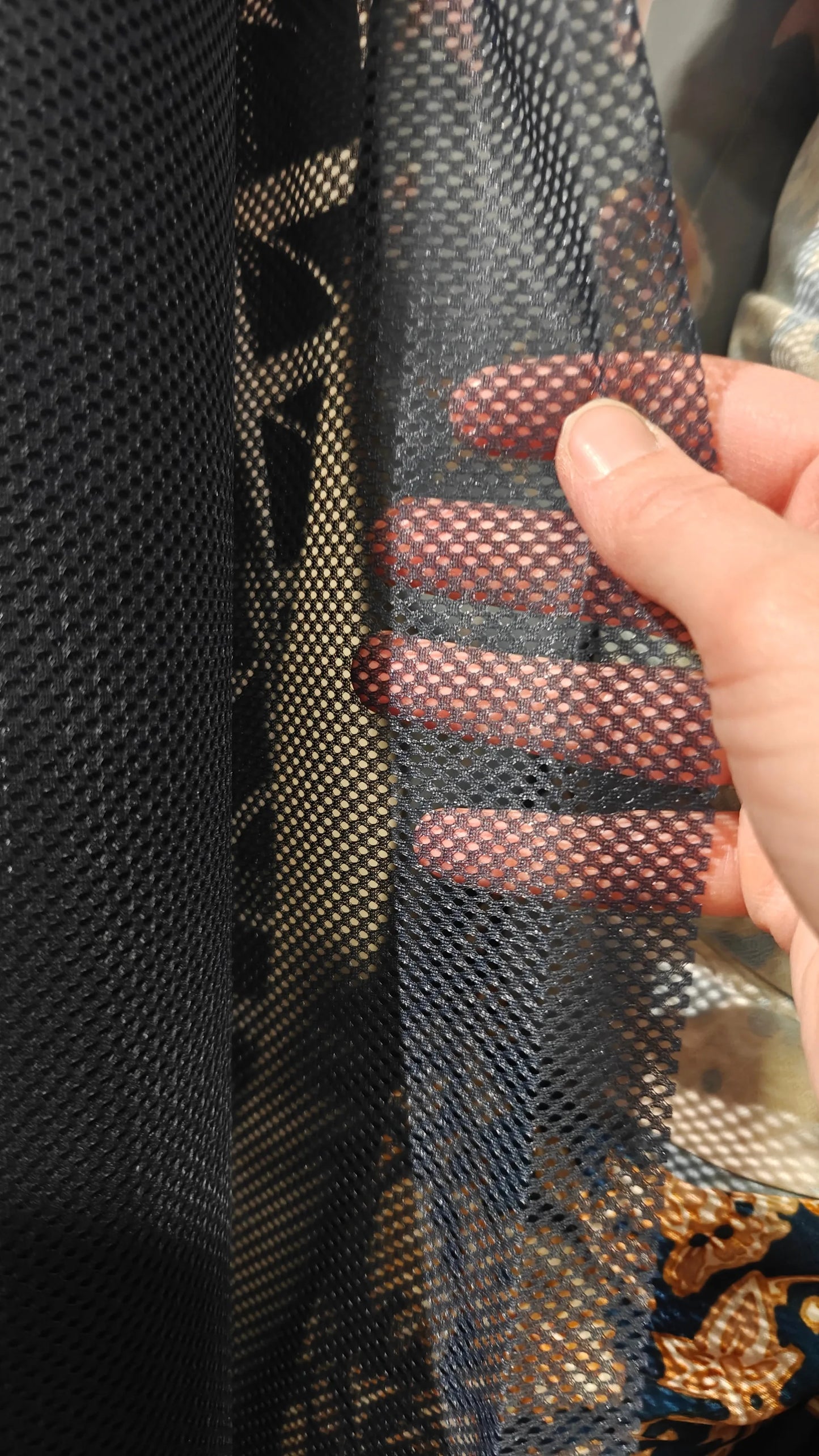 détail texture — tissu mech filet au mètre bleu marine | autour du tissu strasbourg