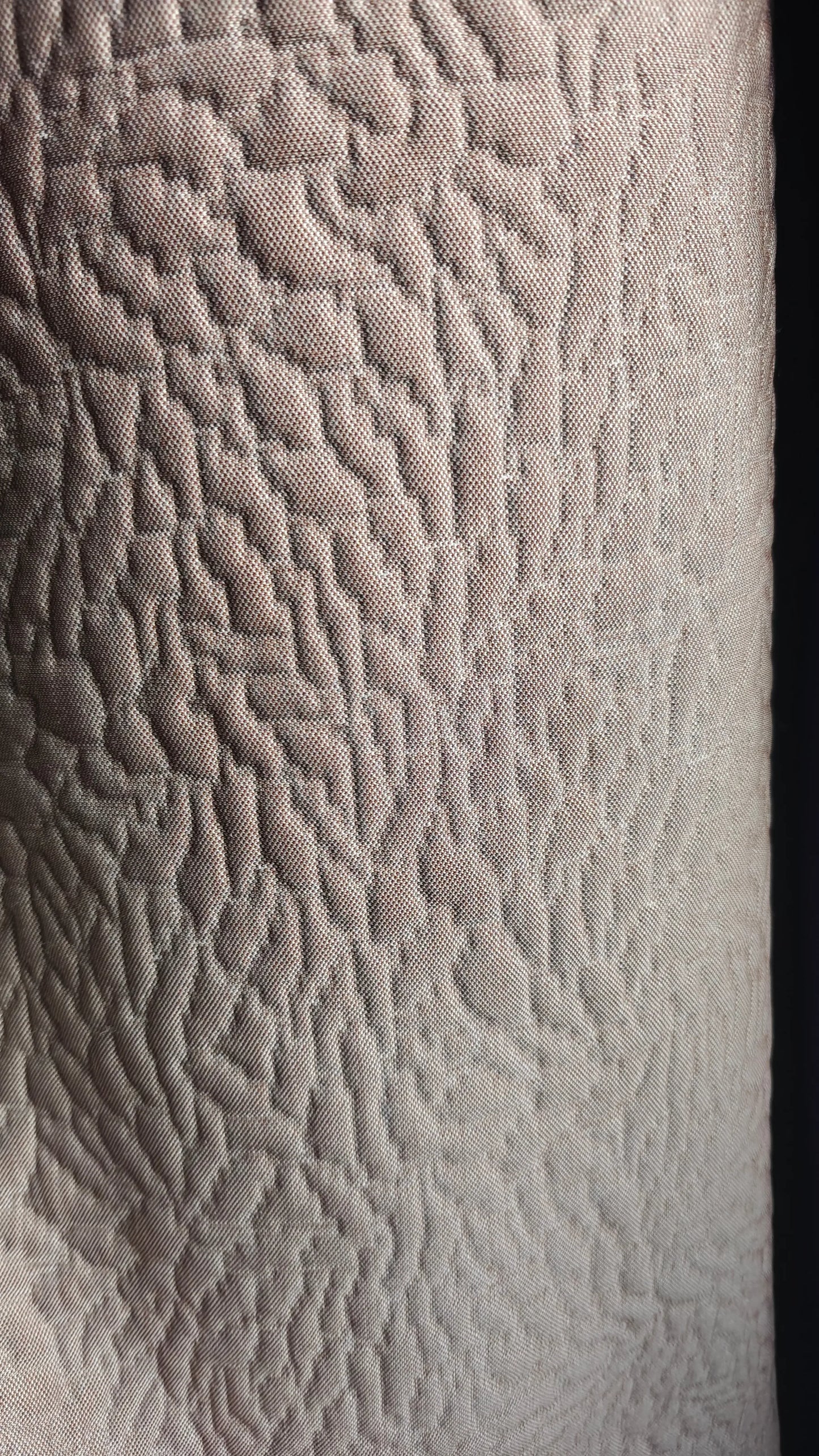 détail — matelassé graphique rose au mètre | autour du tissu strasbourg