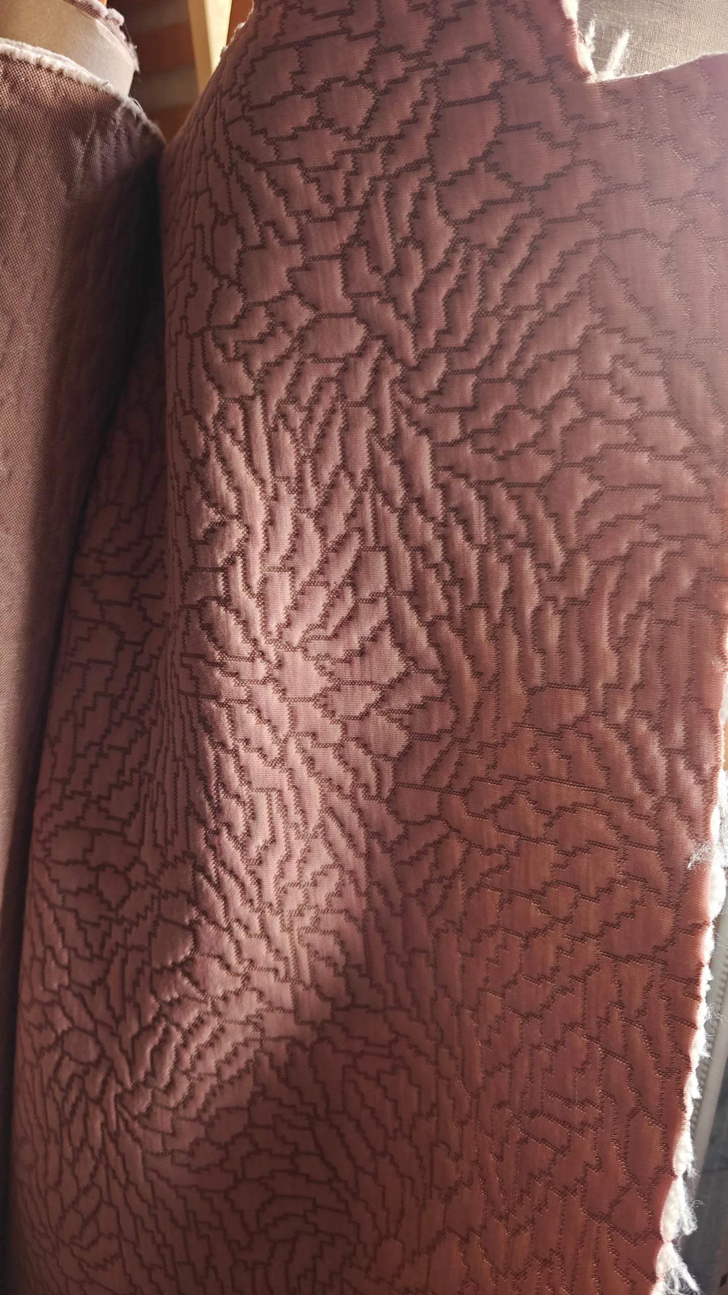 matelassé graphique rose au mètre — tissu au mètre | autour du tissu strasbourg alsace