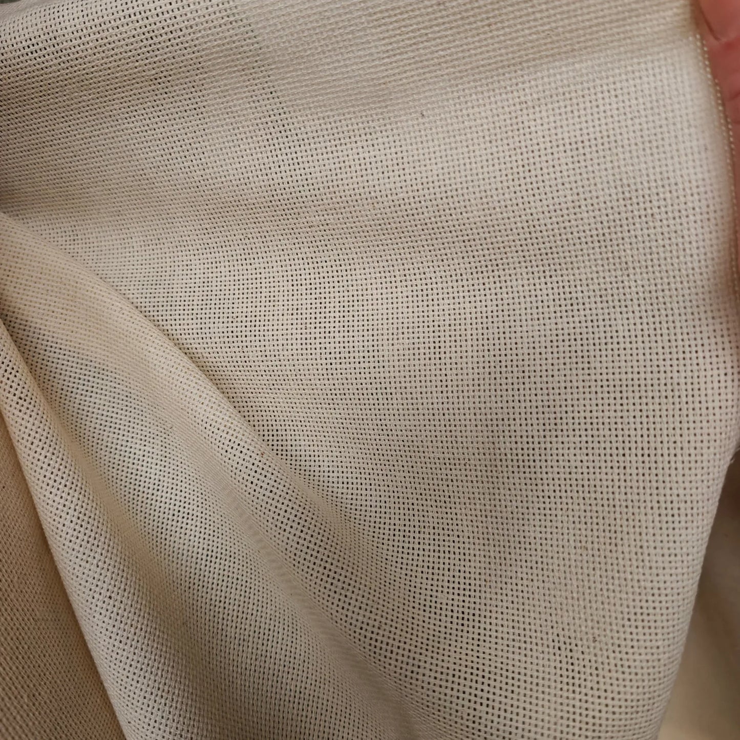 vue rapprochée — toile à broder écru 100% coton - fabricant vosges  | autour du tissu strasbourg