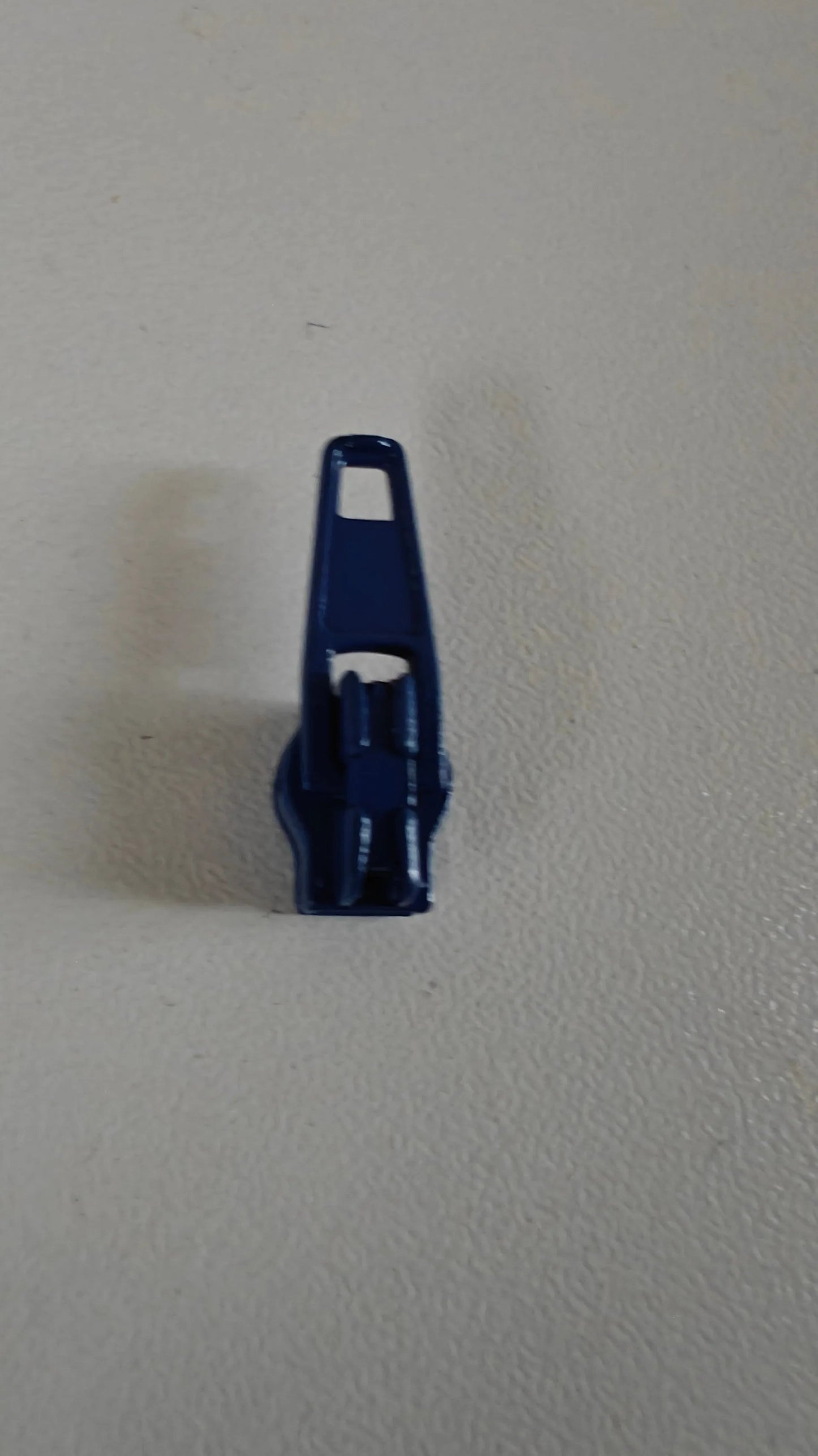 Détail — Curseur pour Fermetures Éclair au Mètre 4mm - Zip  | Autour du Tissu Strasbourg