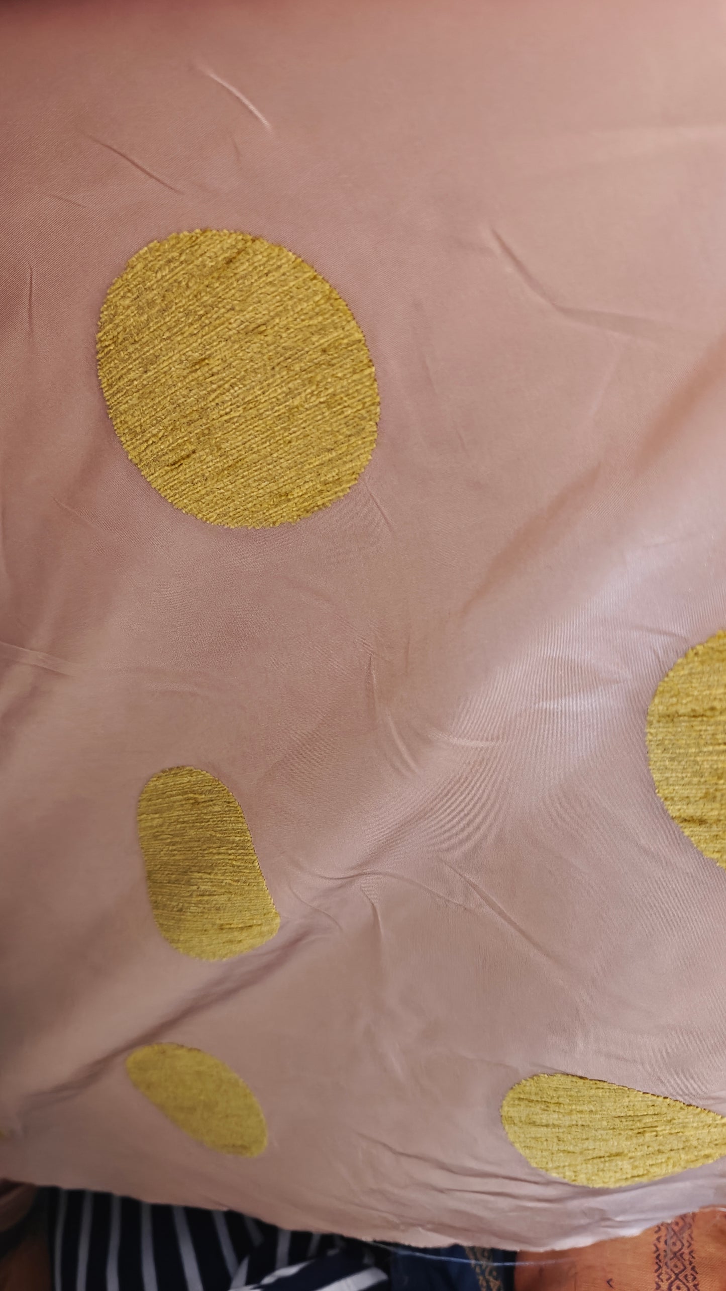 Satin soie coton rose, pois velours moutarde