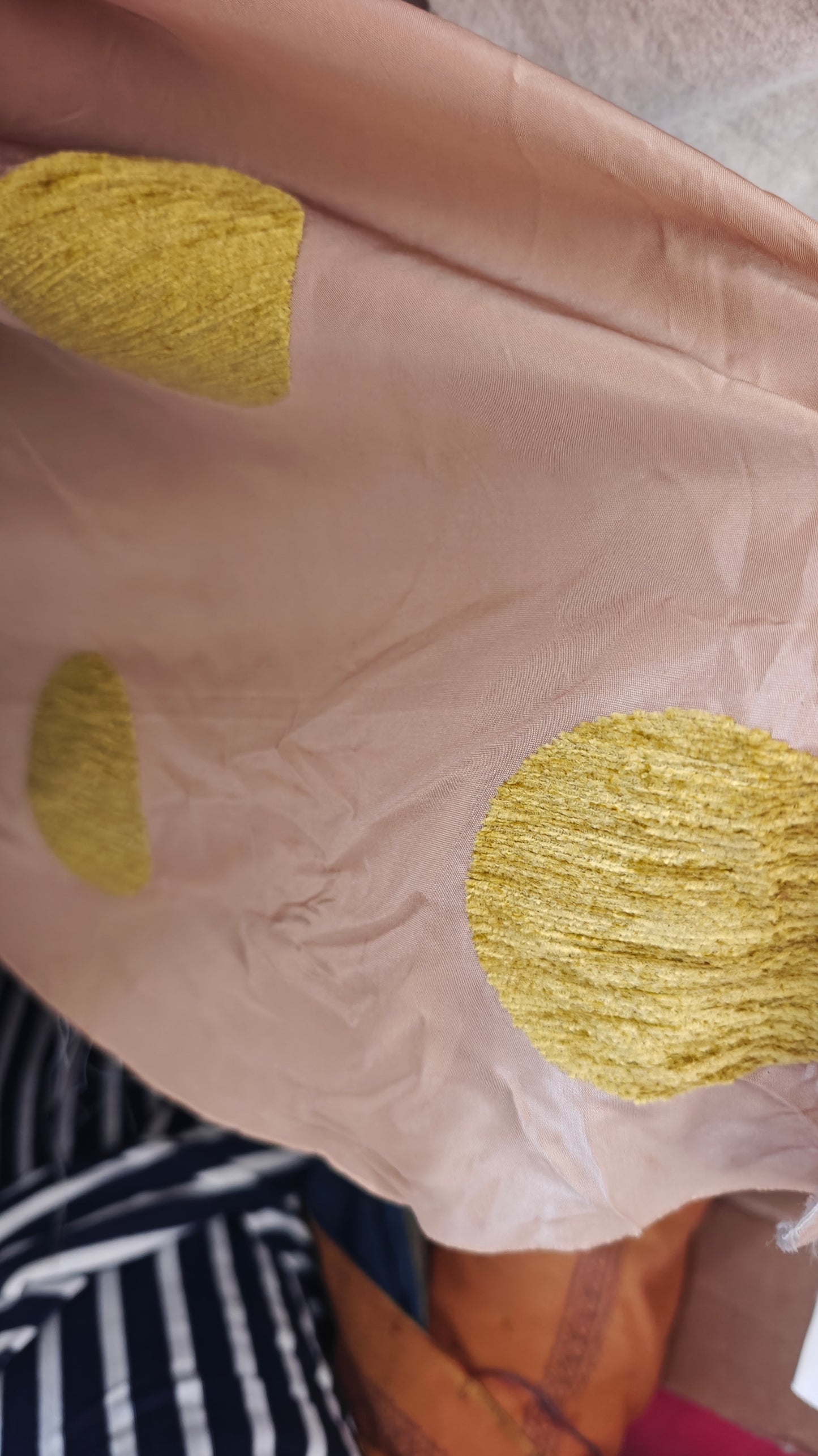Satin soie coton rose, pois velours moutarde