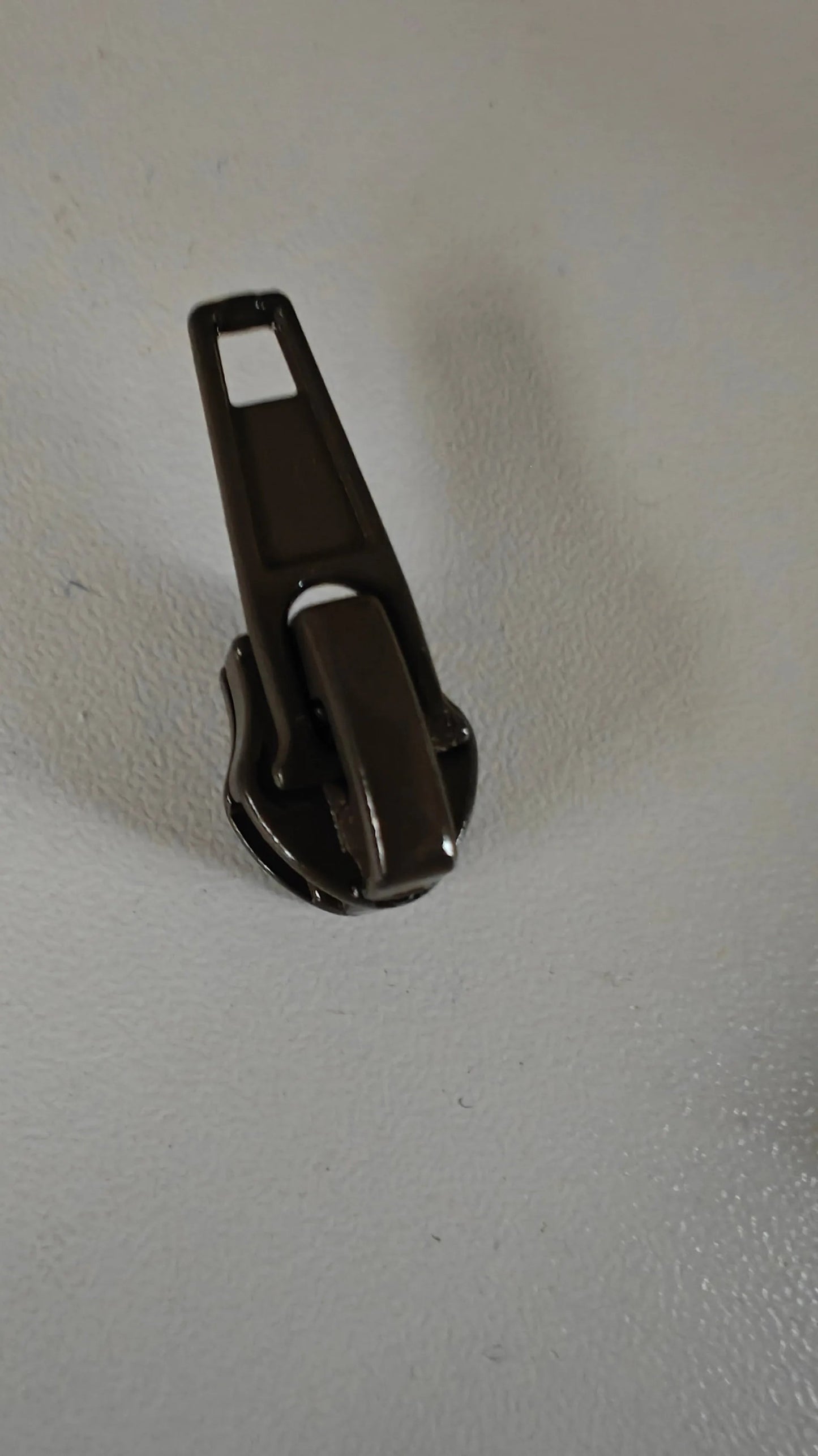 Détail — Curseur pour Fermetures Éclair au Mètre 4mm - Zip  | Autour du Tissu Strasbourg