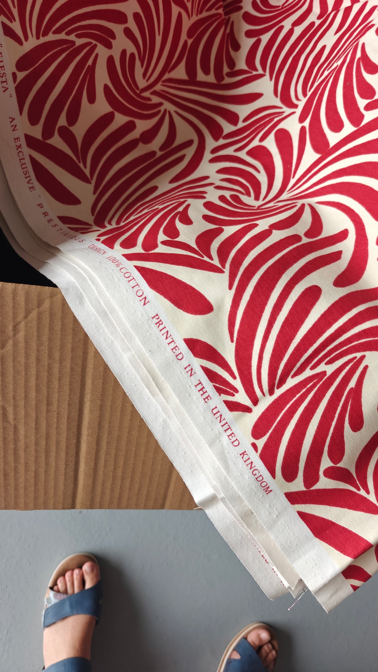 Coton 100% Tropical Rouge et Ecru - Printed in UK