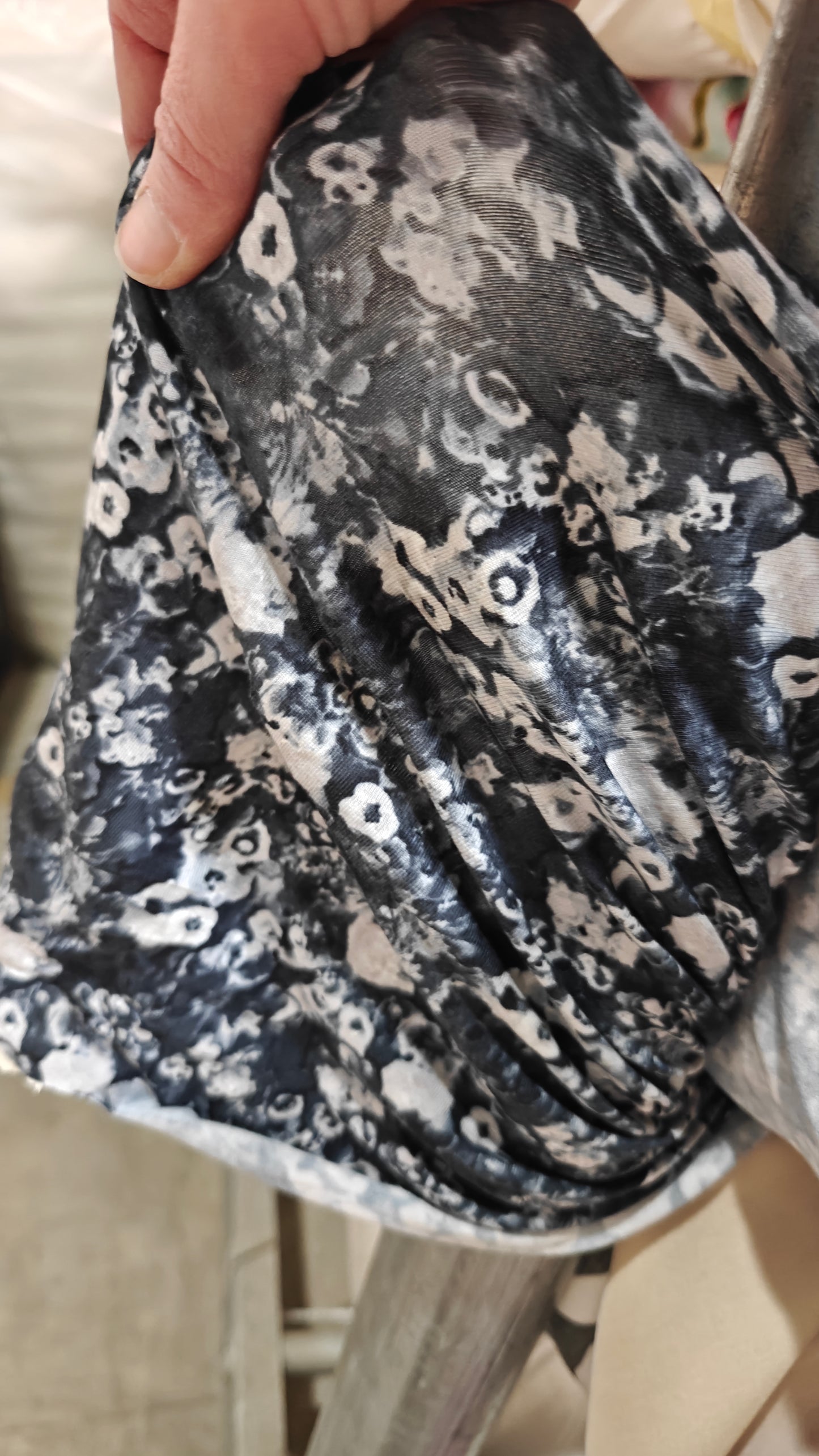 Jersey Coton Fleuri Fond Noir Stretch - Fin de Série - Fabrication Eu - 2 Coloris Dispo - Laize 150cm - Au Mètre