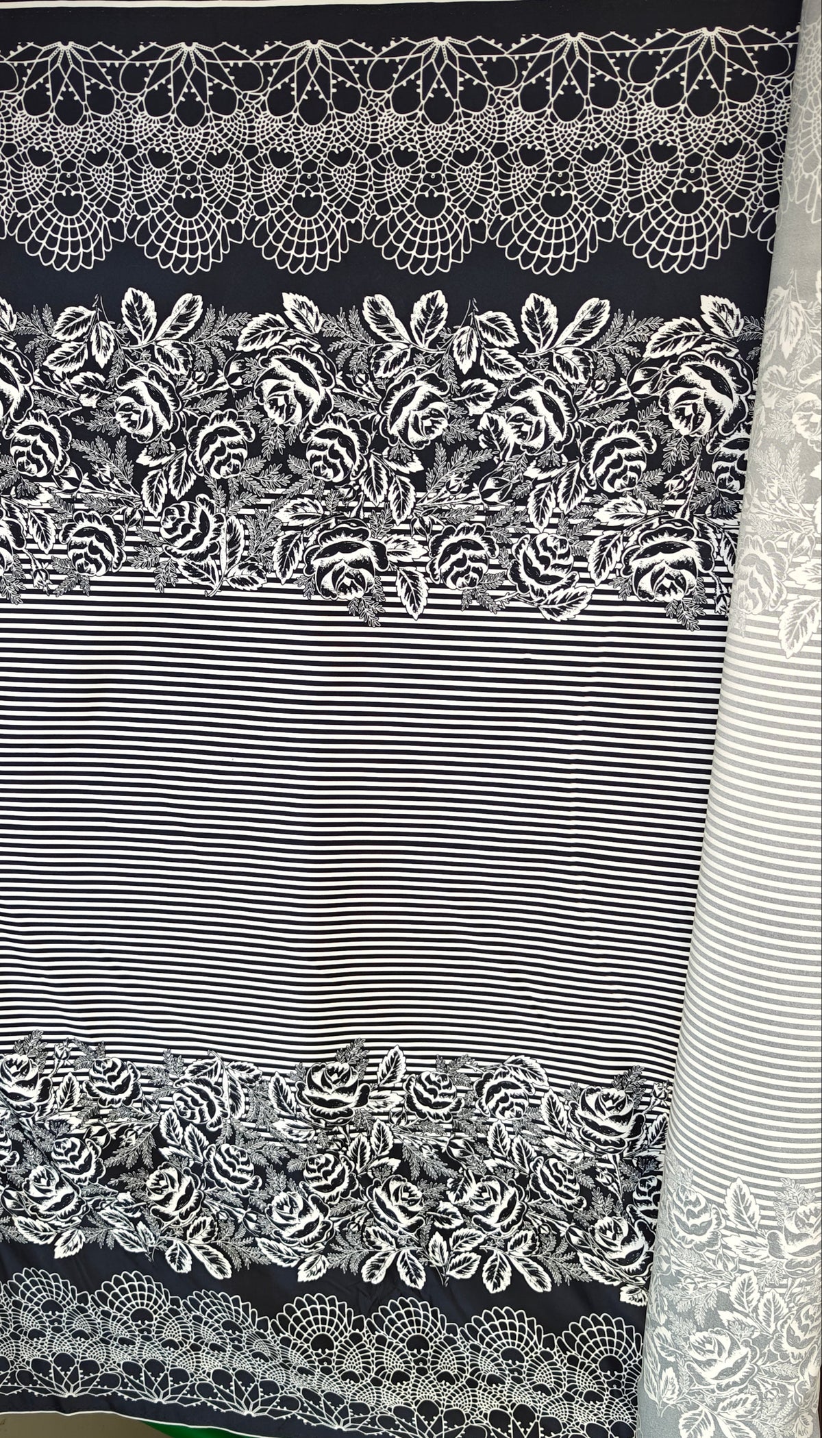 Satiné viscose coton fleuri noir et blanc au mètre × 140 cm